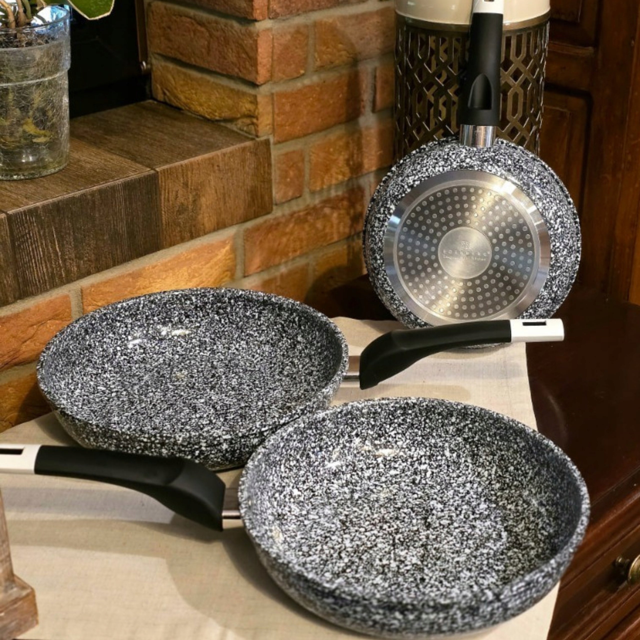 PRACTICAL SET OF NON-STICK pans 20,24,28cm MARBLED INDUCTION Manufacturer code ZESTAW PATELNI MARMURKOWYCH 20,24,28cm EB6160