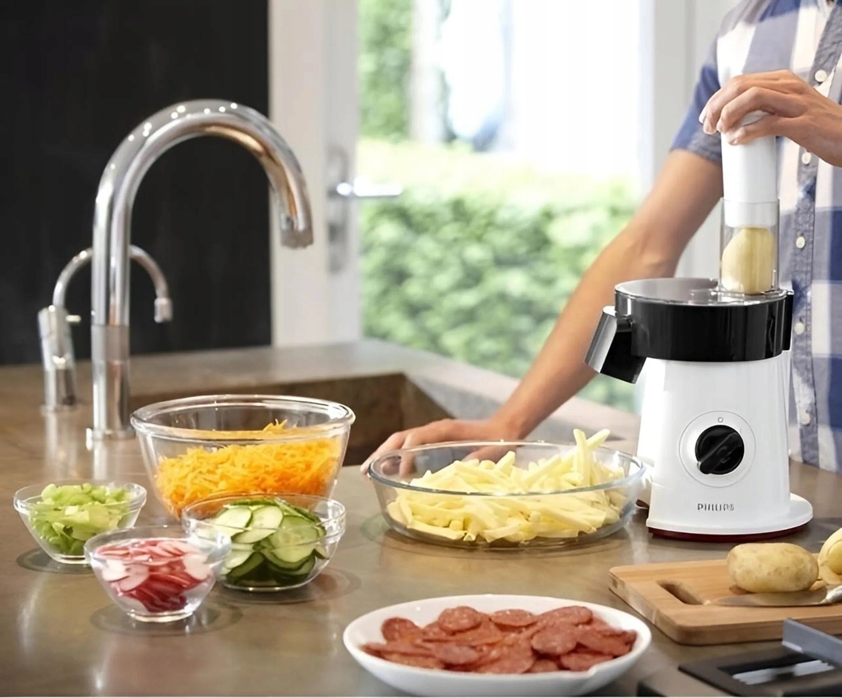 Philips HR1388/80 FOOD PROCESSOR, 200 W, 5 cutting and chopping discs Manufacturer code HR1388/80