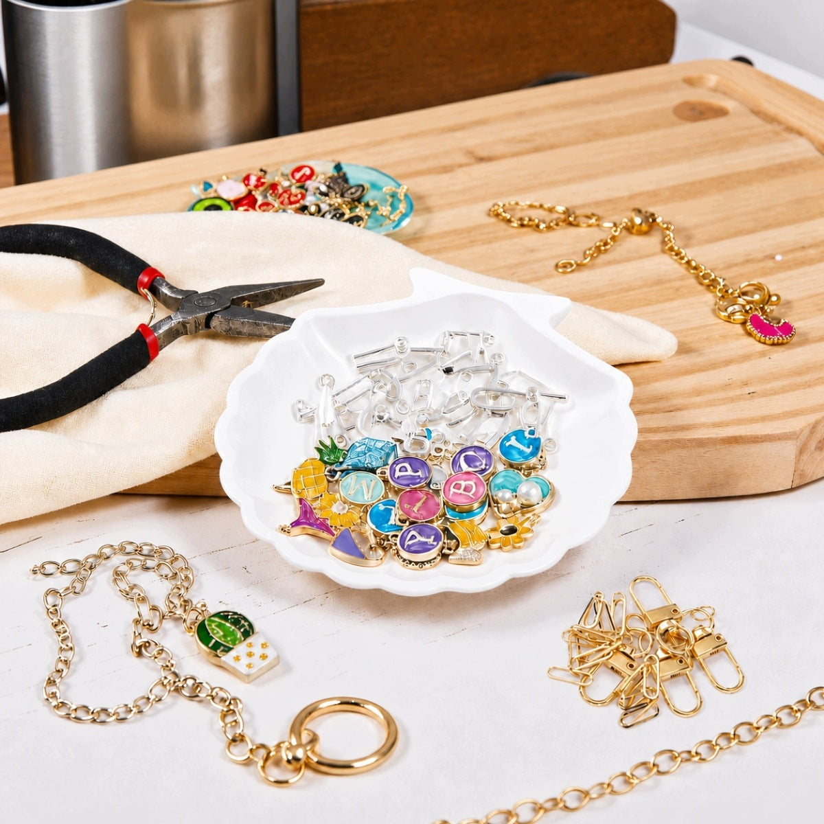 SET FOR CREATING KEYCHAINS WITH DIY ACCESSORIES Kid's age 8+ years