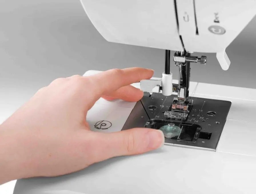 SEWING MACHINE SINGER 7463 Confidence 30-STITCH AUTOMATIC Dominant color white