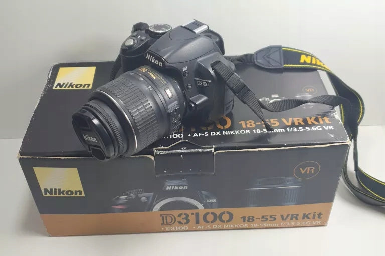 SLR camera Nikon D3100 body + lens