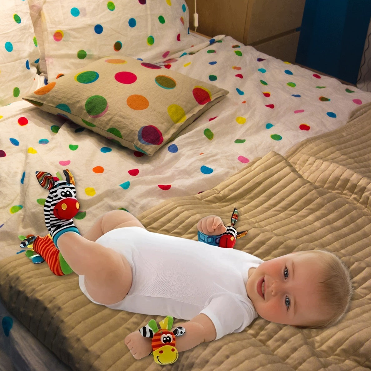 SOCKS HANDLE BANDS 3D SENSORY TOY RATTLES FOR CHILDREN 4x Manufacturer code 4x SKARPETKI 3D OPASKI NA RĄCZKI dla dzieci