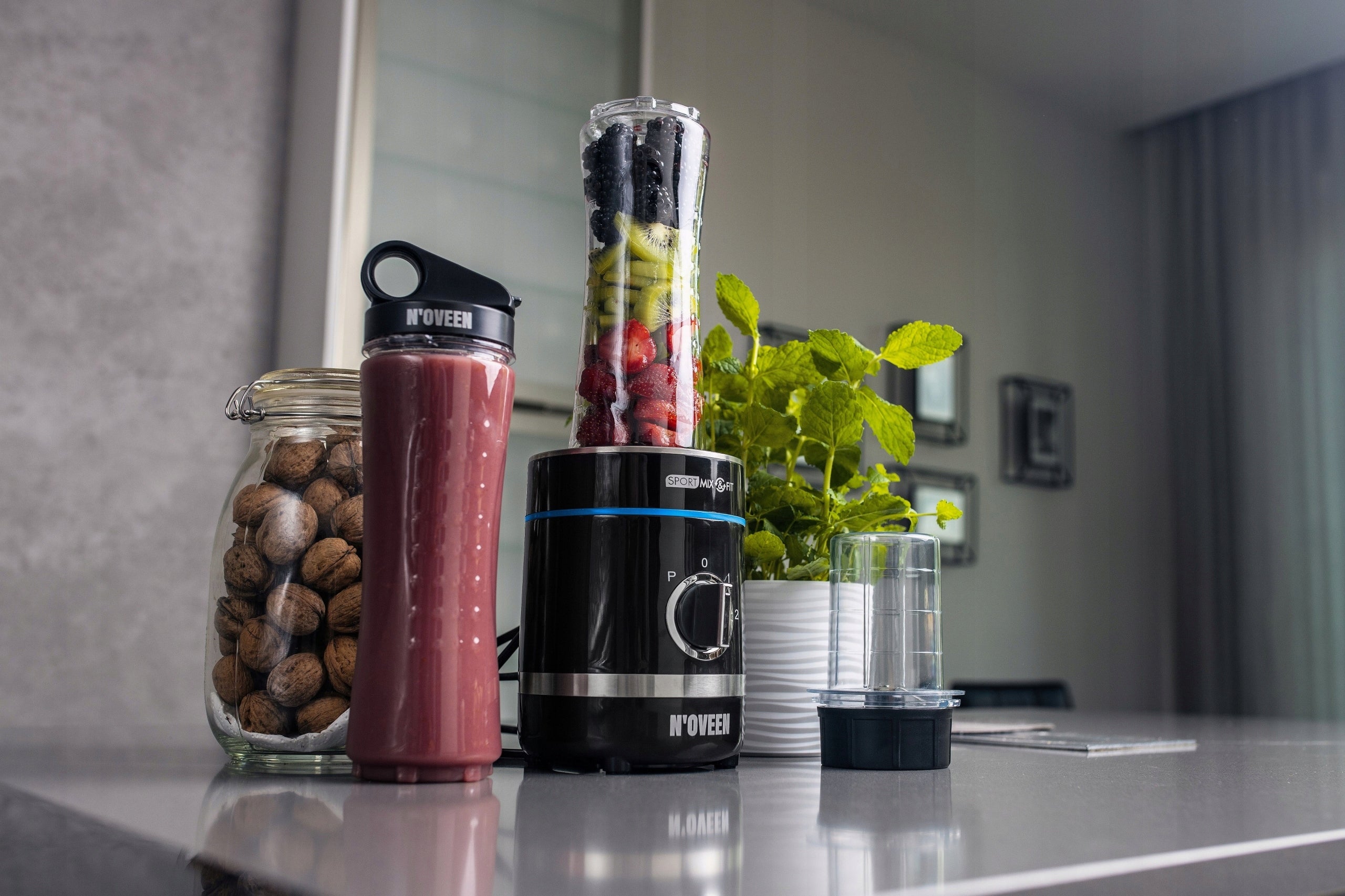 SPORTS BLENDER SMOOTHIE COCKTAIL MIXER + GRINDER Dominant color black