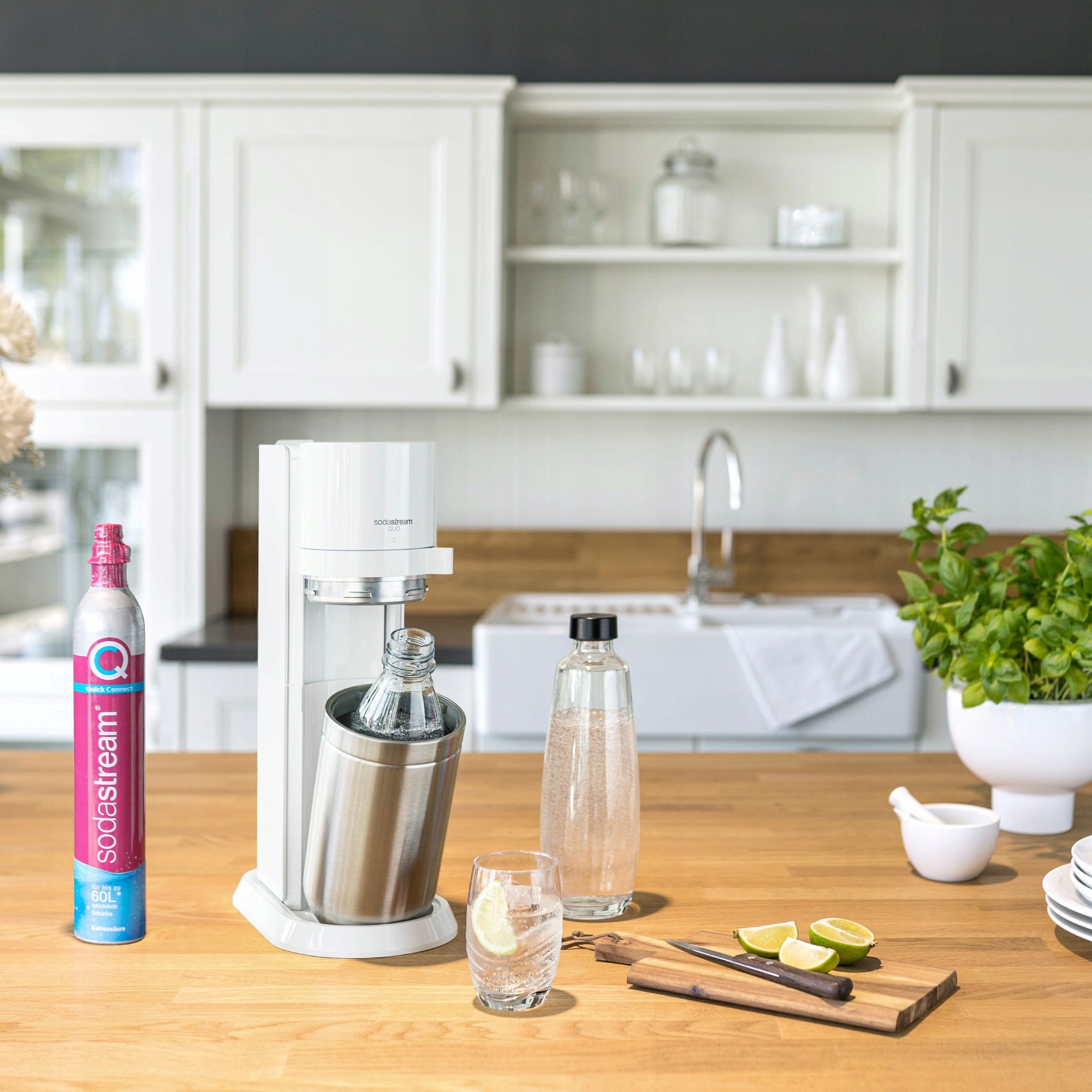 Saturator SodaStream DUO white wireless with 1 l bottle and szk carafe Dominant color white