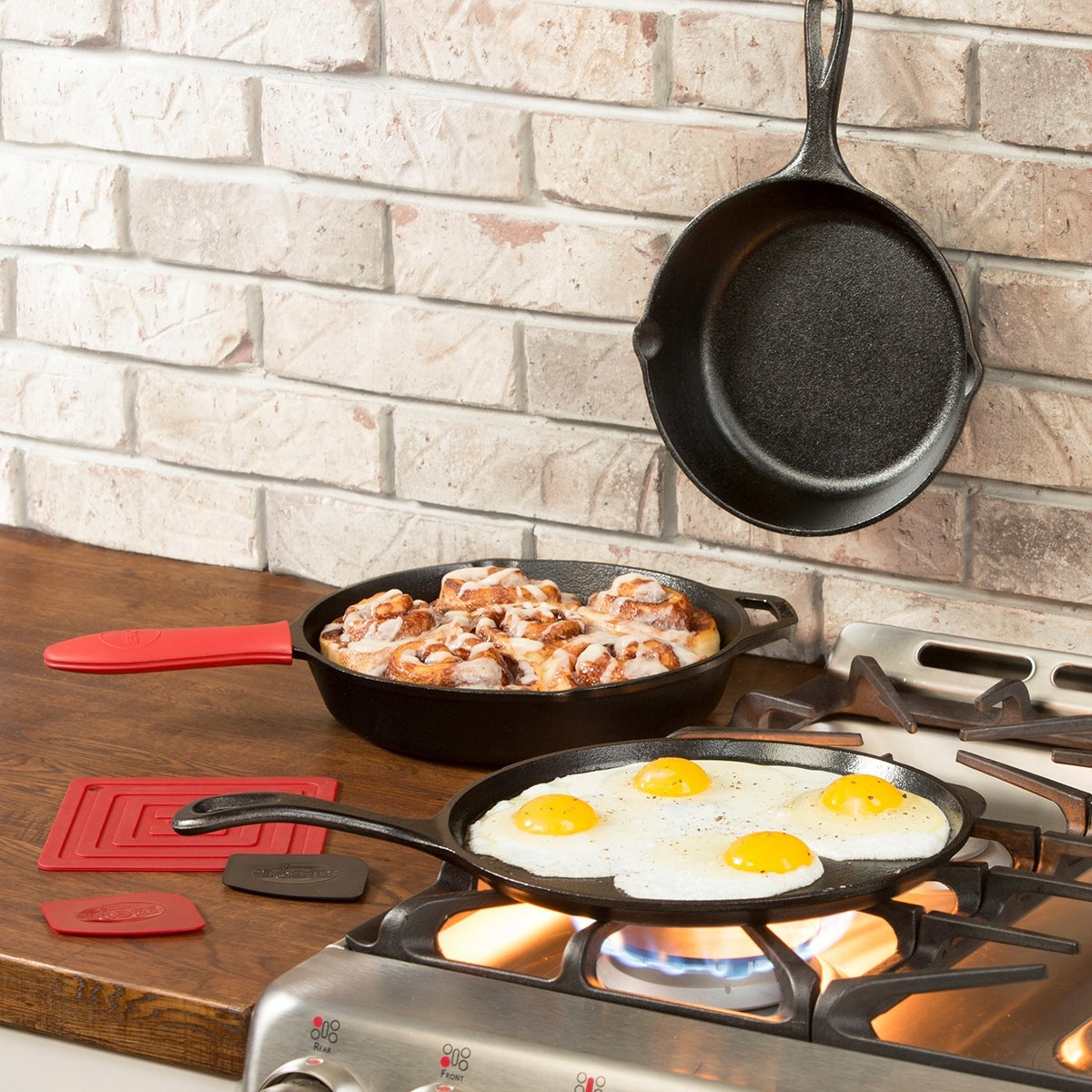 Set of Lodge Cast Iron Essentials 3 Pieces Round Traditional Packaging status original