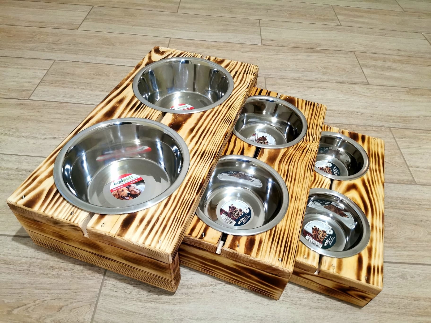 Set of two 1800 ml dog bowls on wooden stand Manufacturer code 031926