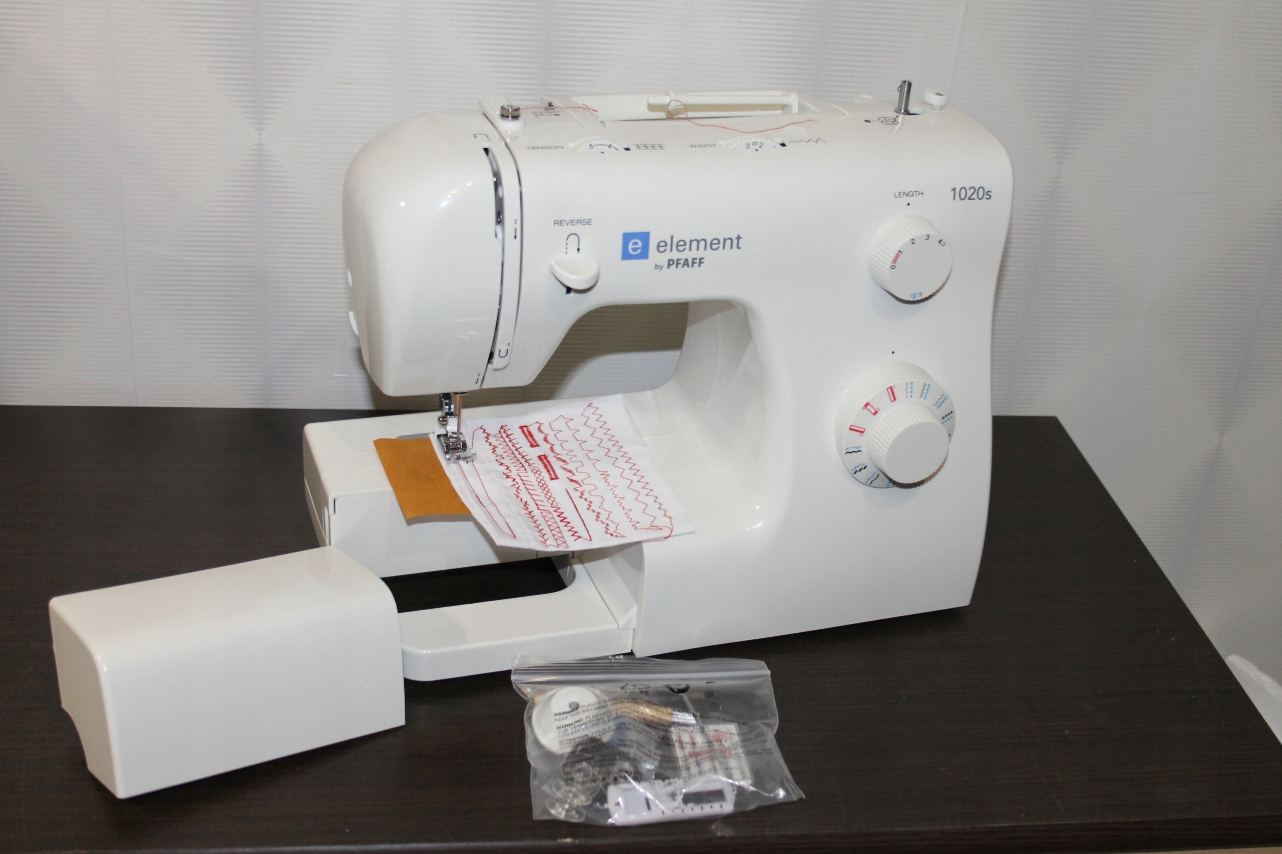 Sewing machine PFAFF 1020S Packaging status original