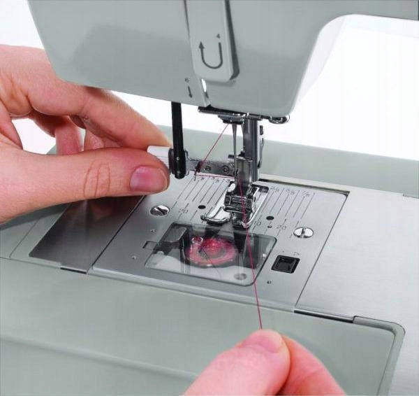 Singer 4423 sewing machine Dominant color silver/gray