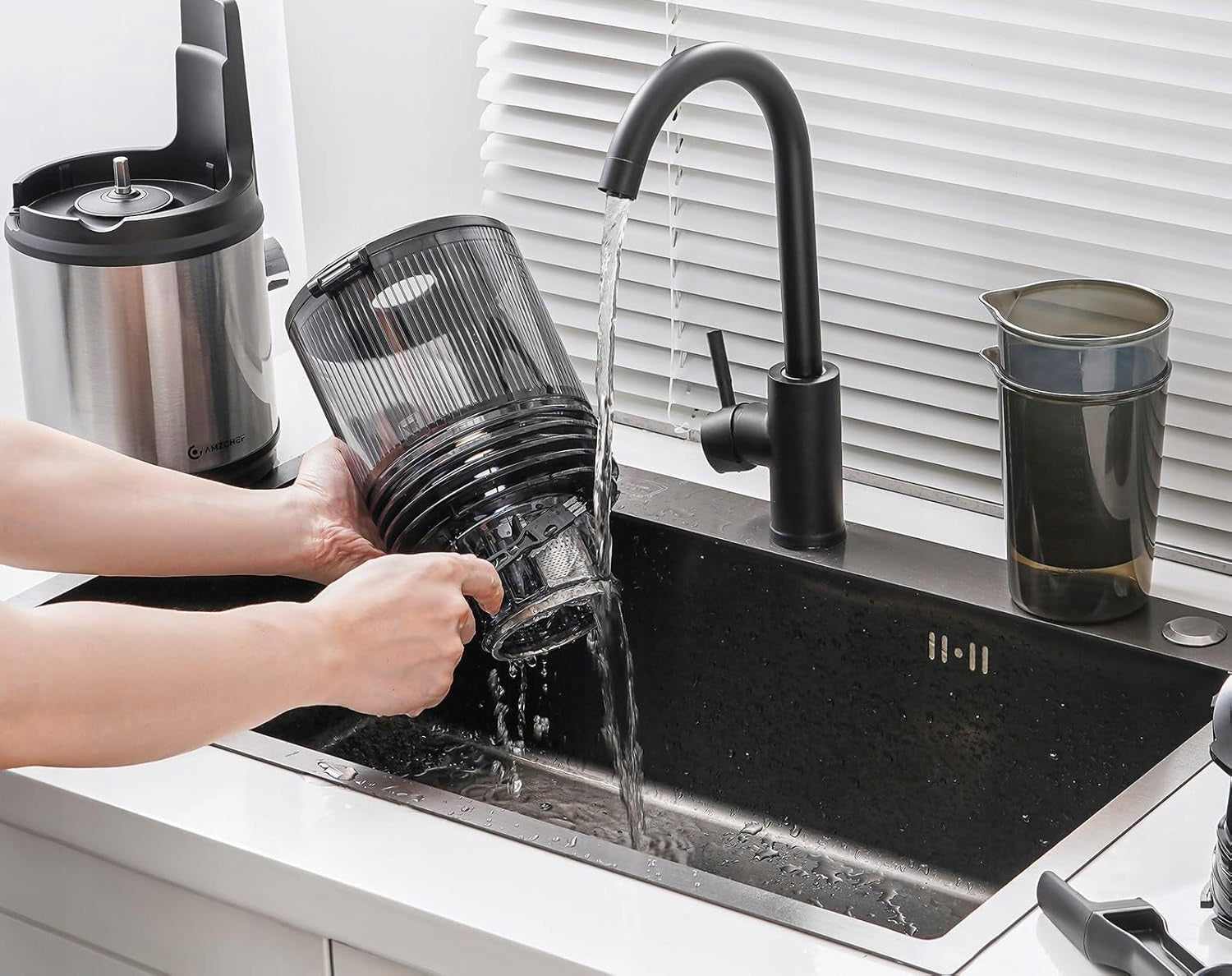 Slow juicer for fruit and vegetables wide opening 160 mm 2L Dominant color black