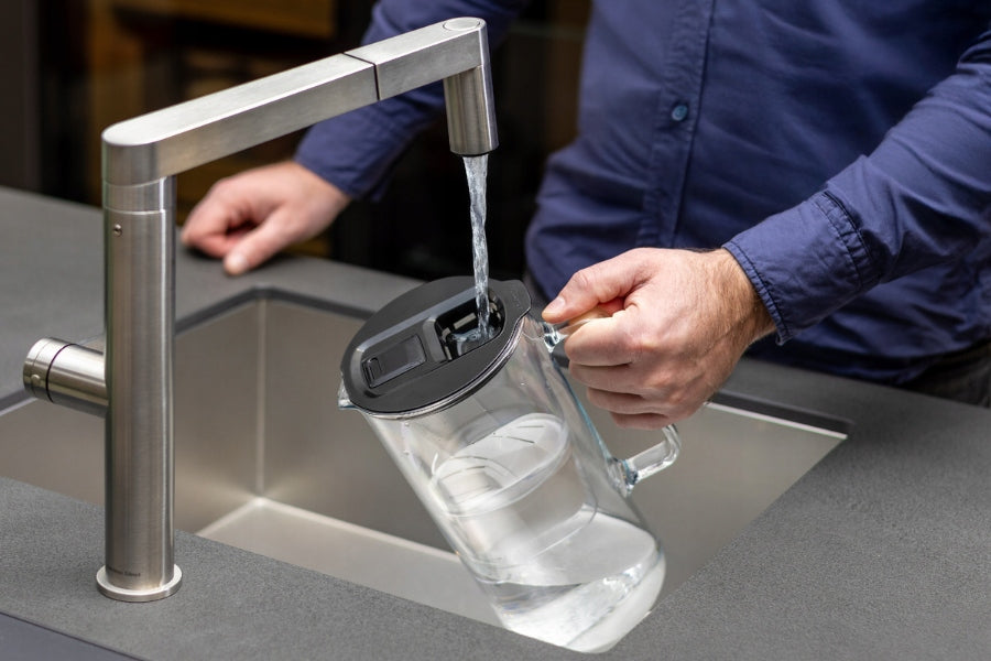 Small glass borosilicate water filter jug Wessper D4 MINI black 2l Total capacity 2 l