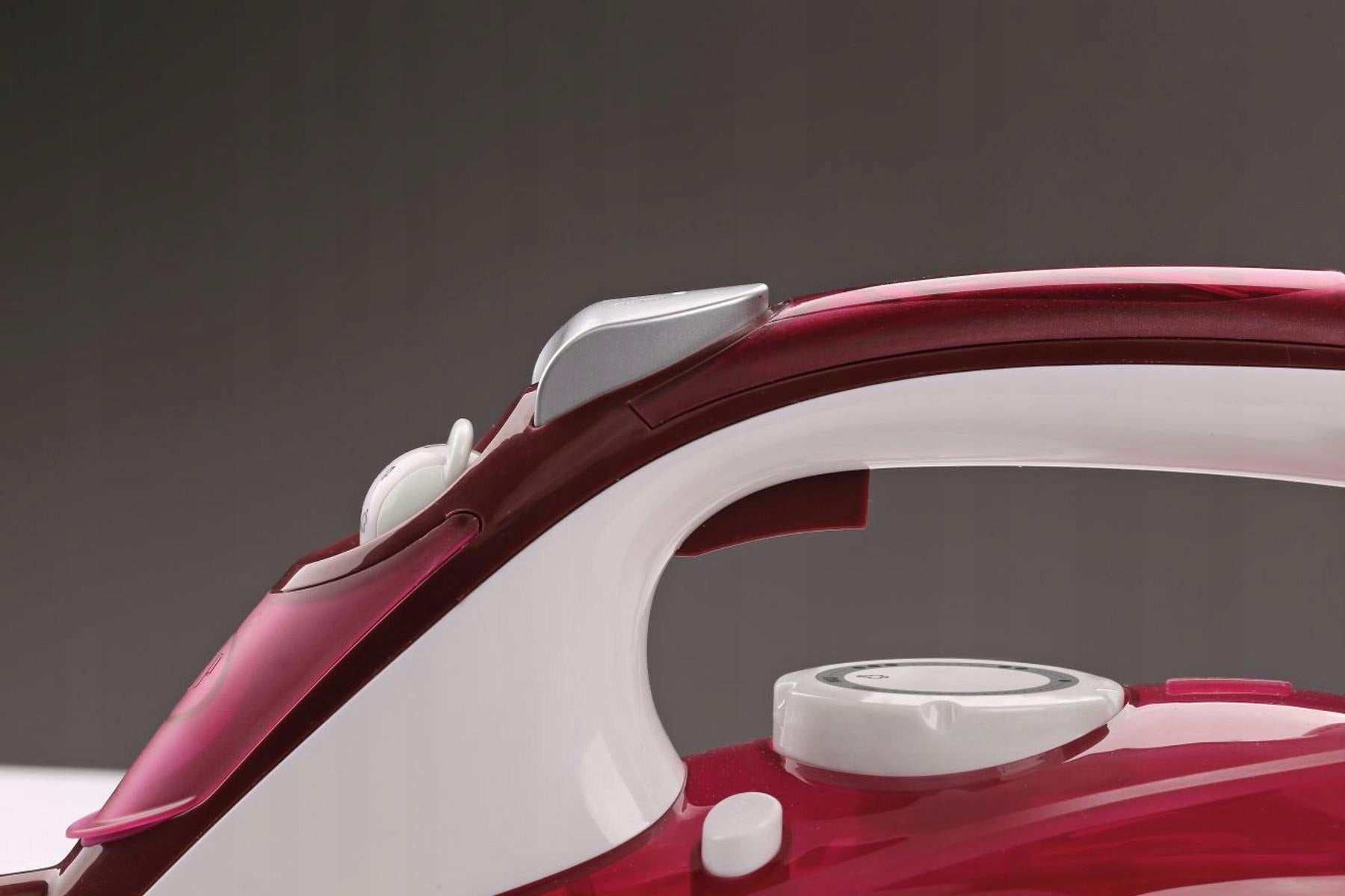 Steam iron Gorenje SIH3000RBC with ceramic plate and auto-off Dominant color purple