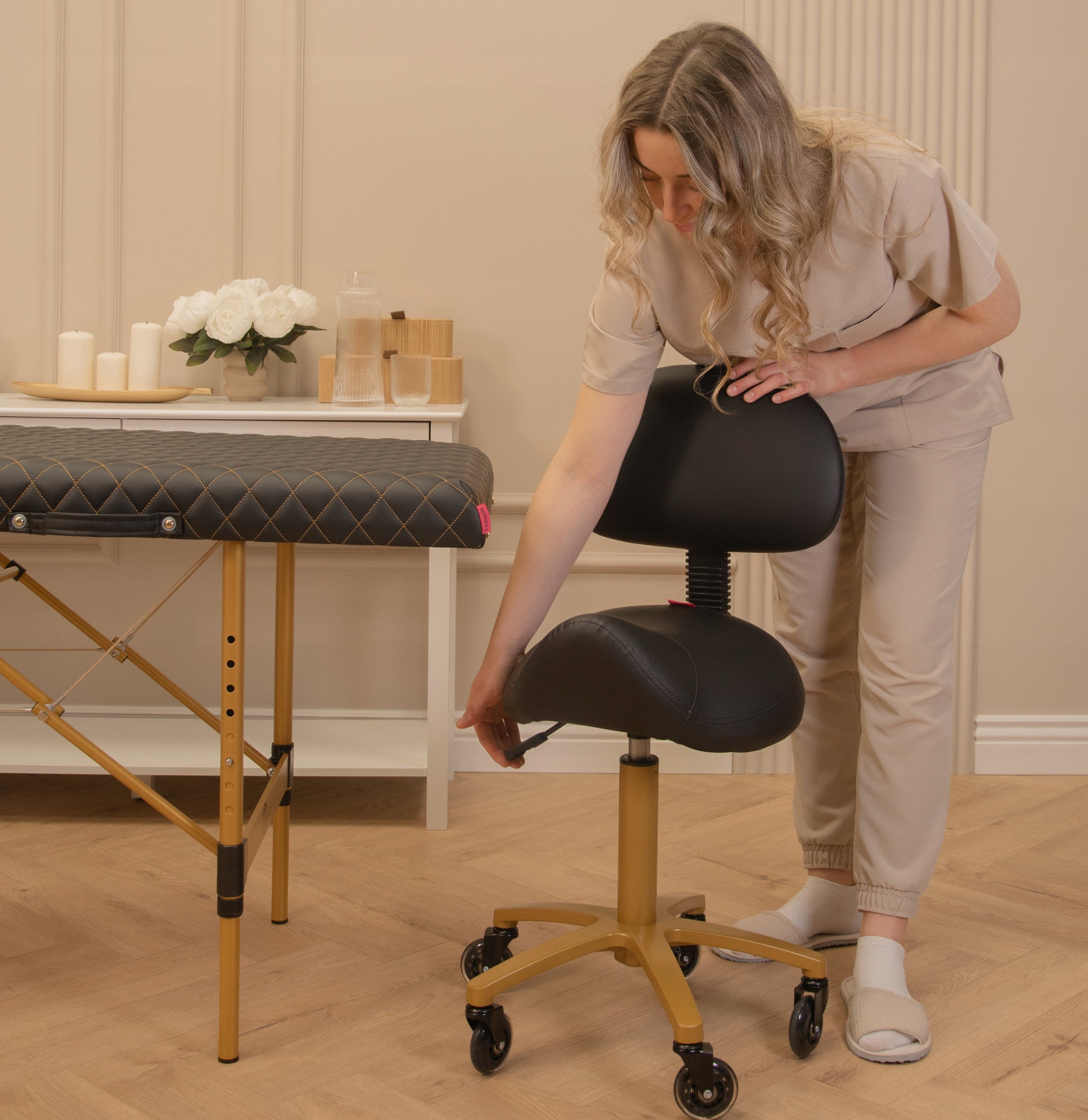 Stool Chair Hoker Cosmetic Rodeo Saddle Adjustable Wheels Black Medical device no