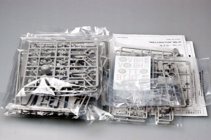 TRUMPETER 01627 1:72 British Bomber Wellington Mk.III (Polish Version) Packaging status original