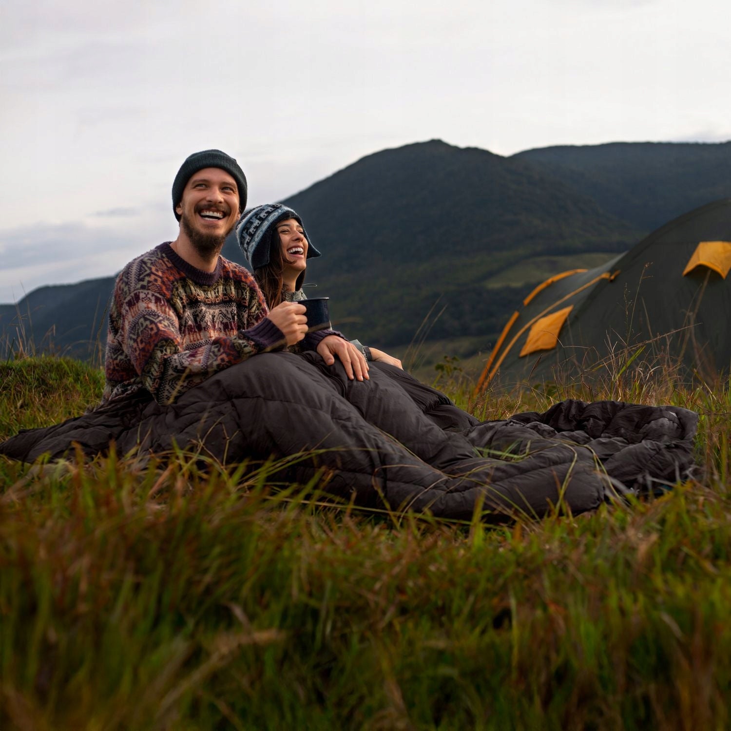 TWO-PERSON HIKING SLEEPING BAG DUVET WITH PILLOWS WINTER WARM 350g/m2 Manufacturer code O-05020