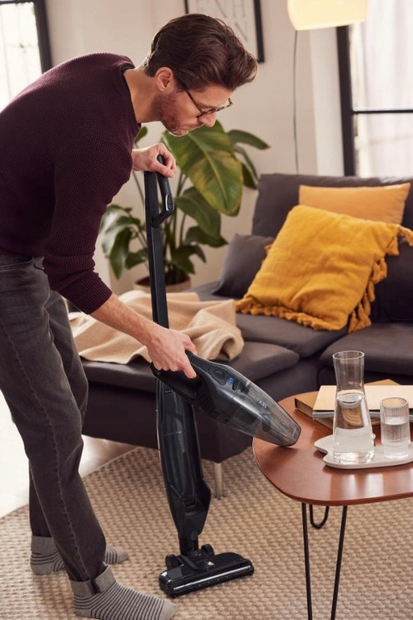 Upright Bagless Cordless Vacuum Cleaner SwitchOn POWERFUL LED 34min Work Packaging status original