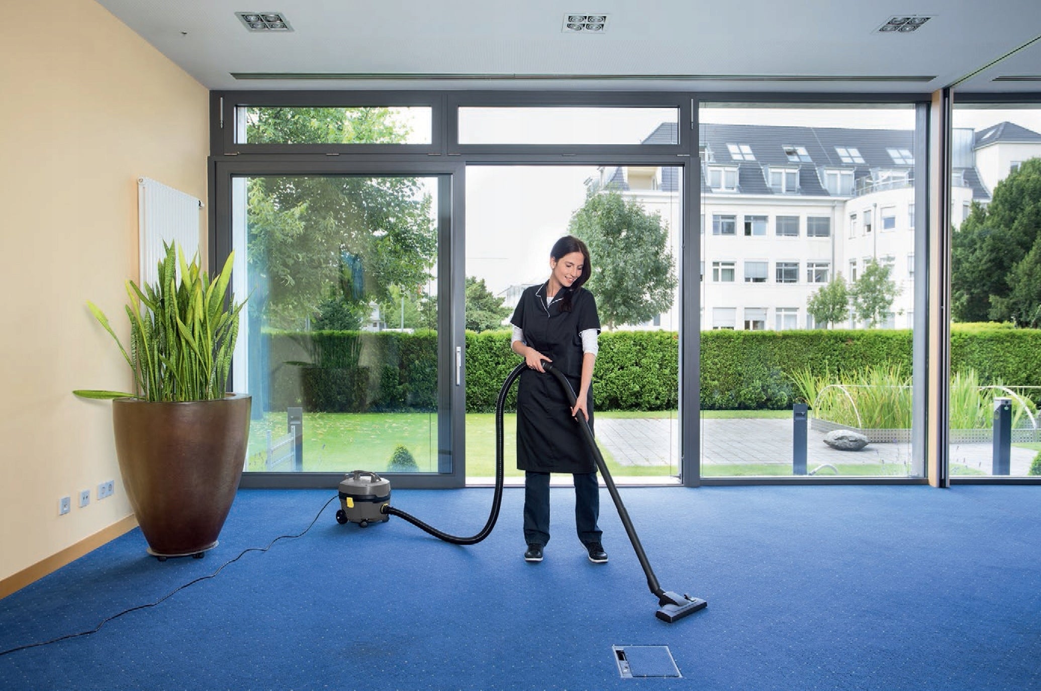 VACUUM CLEANER KARCHER T 7/1 POWERFUL PROFESSIONAL FOR COMPANY SILENT SET OF BAGS Operating range 10 m