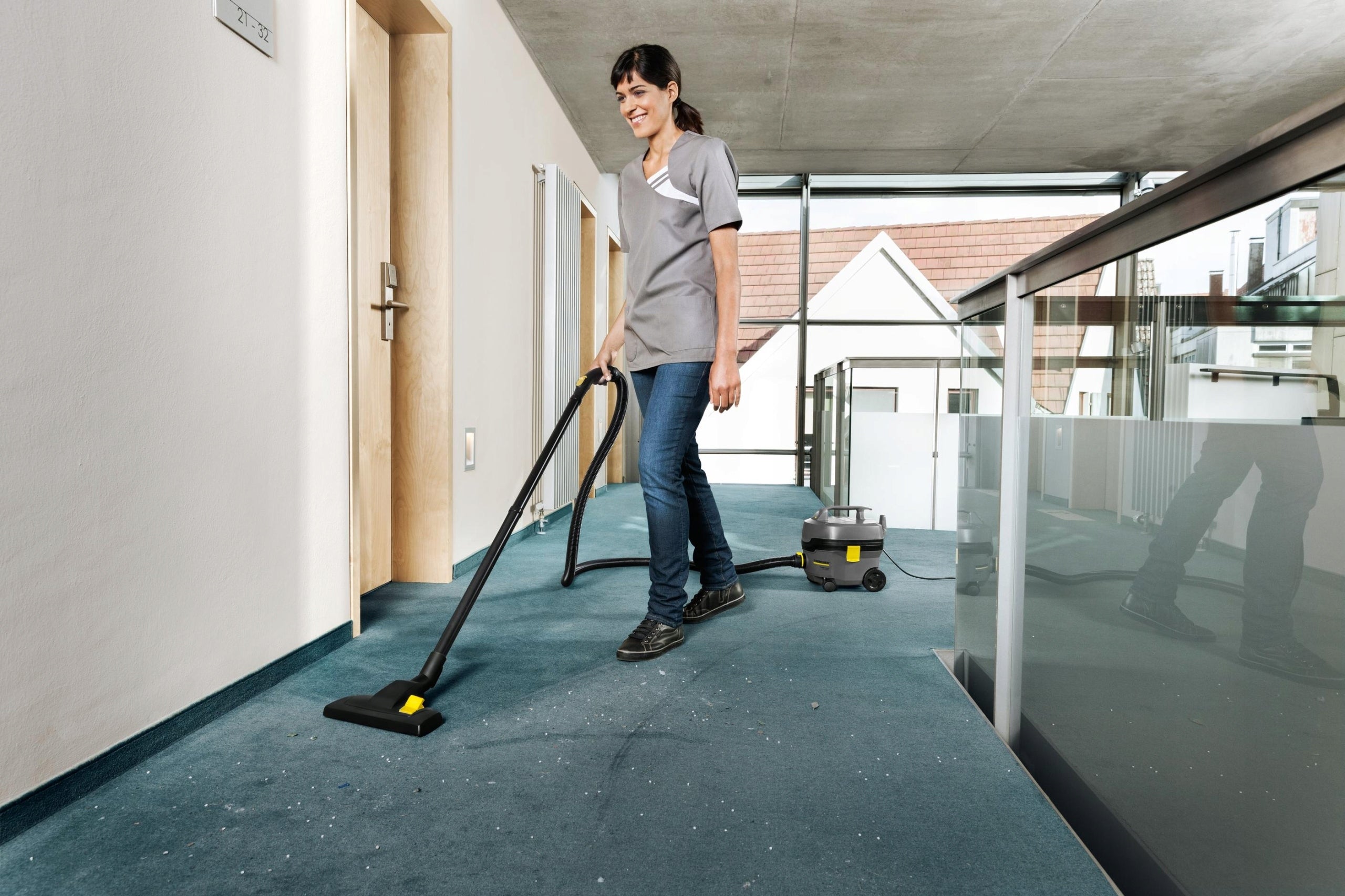 VACUUM CLEANER KARCHER T 7/1 POWERFUL PROFESSIONAL FOR COMPANY SILENT SET OF BAGS Power rating 850 W