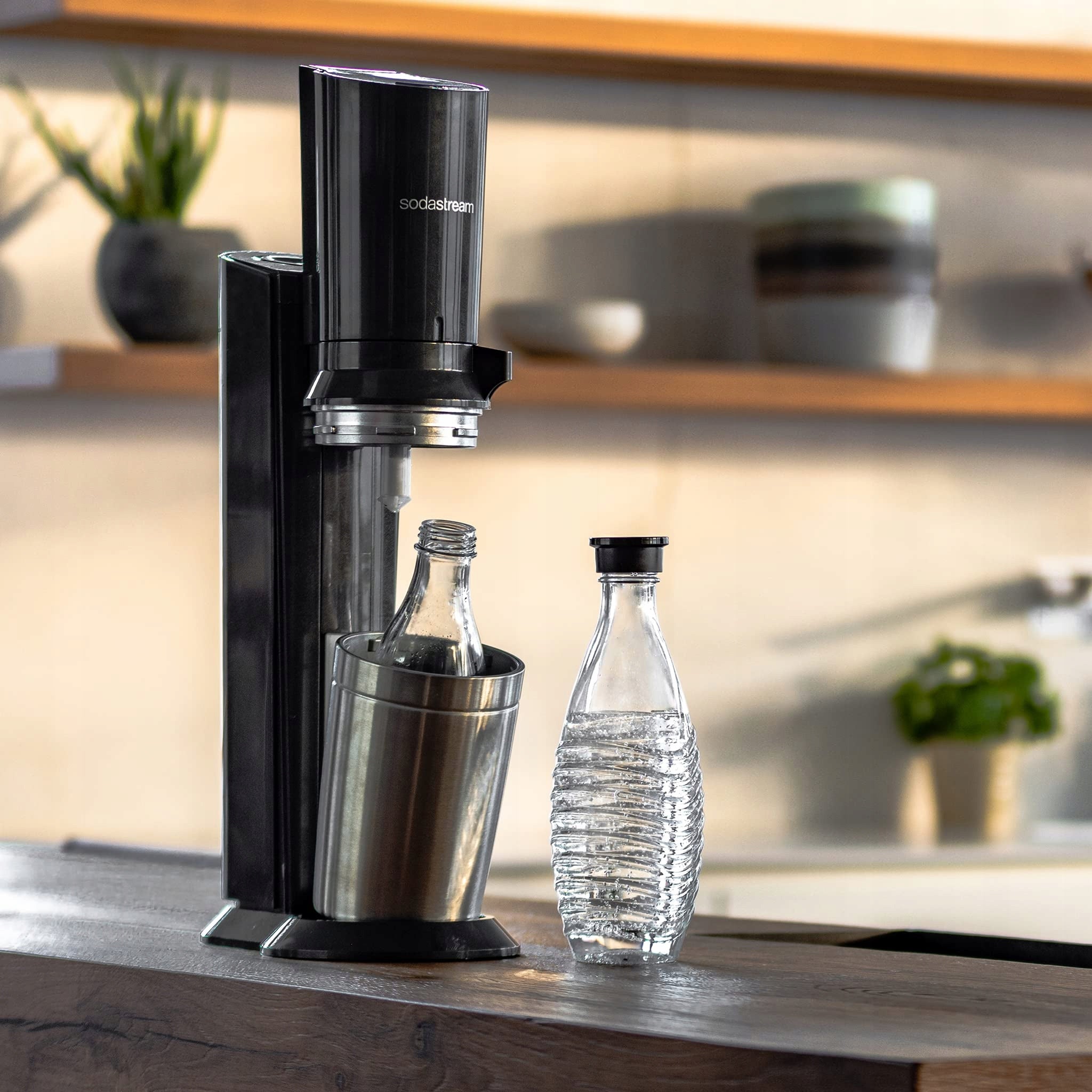 WATER SATURATOR SODASTREAM CRYSTAL + CO2 CARTRIDGE + GLASS CARAFE BOTTLE Brand SodaStream