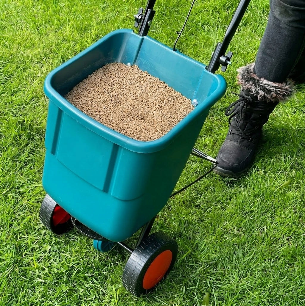 WHEELBARROW SEED DRILL ON WHEELS FOR SPREADING SEEDS AND ADJUSTABLE FERTILIZER Manufacturer code Wózek do rozsiewania nasion siewnik ręczny