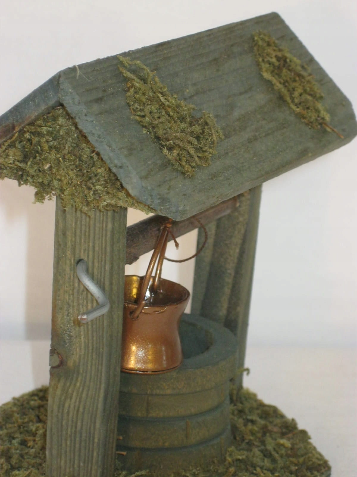 Well with Roof and Bucket - 11cm high to figs 7-11cm Manufacturer code Z213