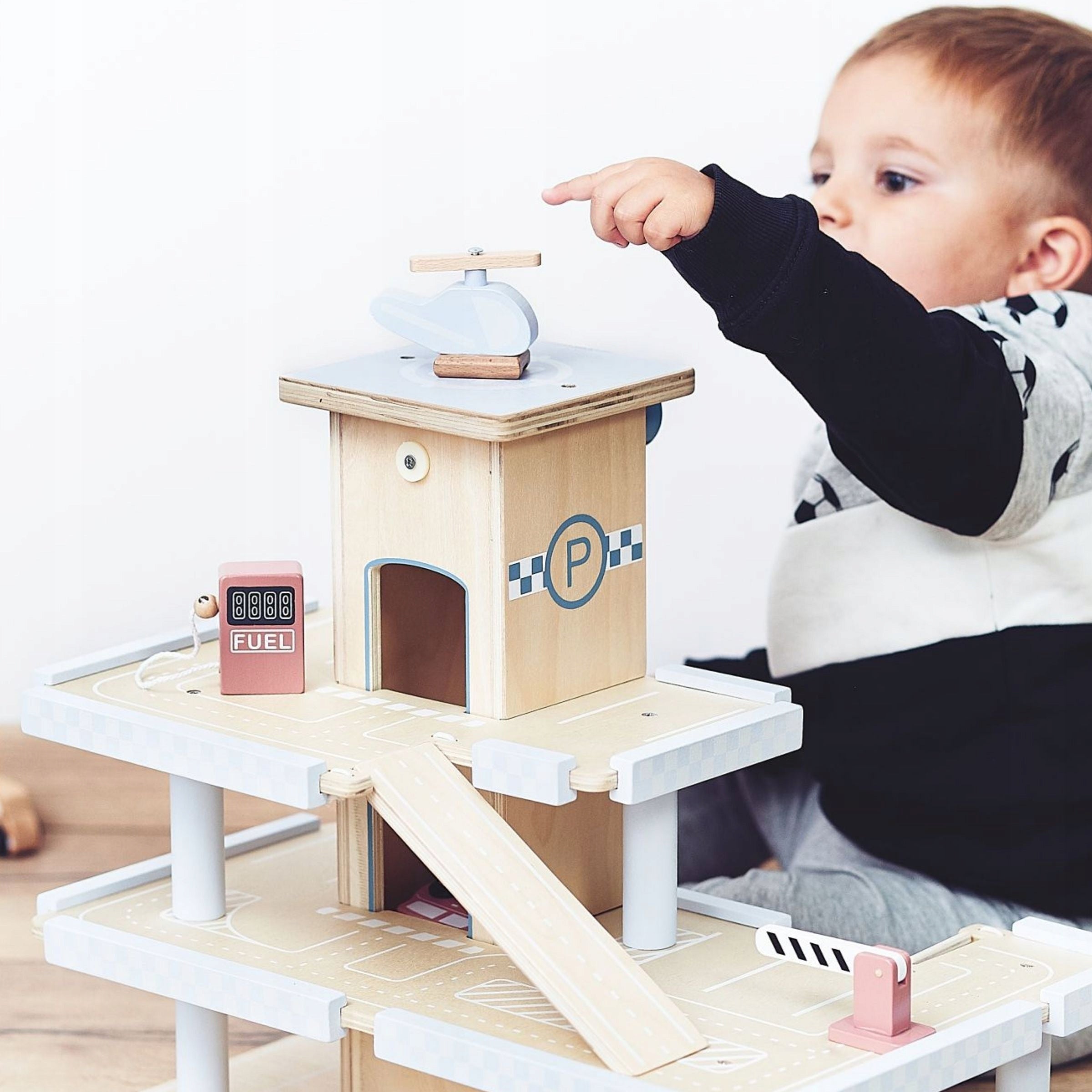 Wooden 3-level car park with elevator, cars and helicopter Mamabrum Packaging status original