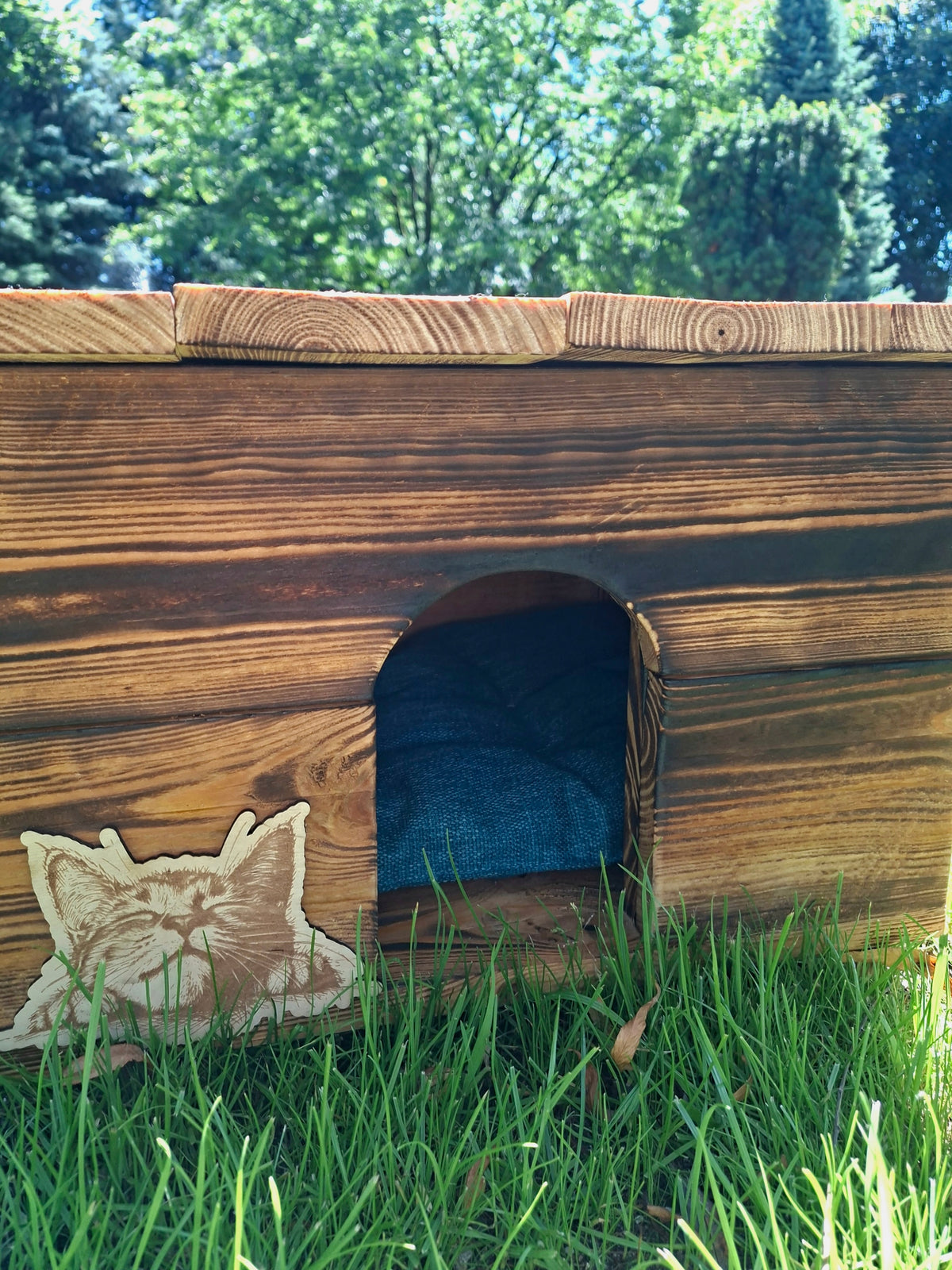 Wooden cat house Roz. M Brand Gomer