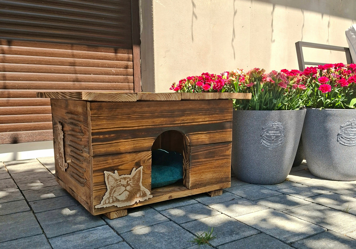 Wooden cat house Roz. M
