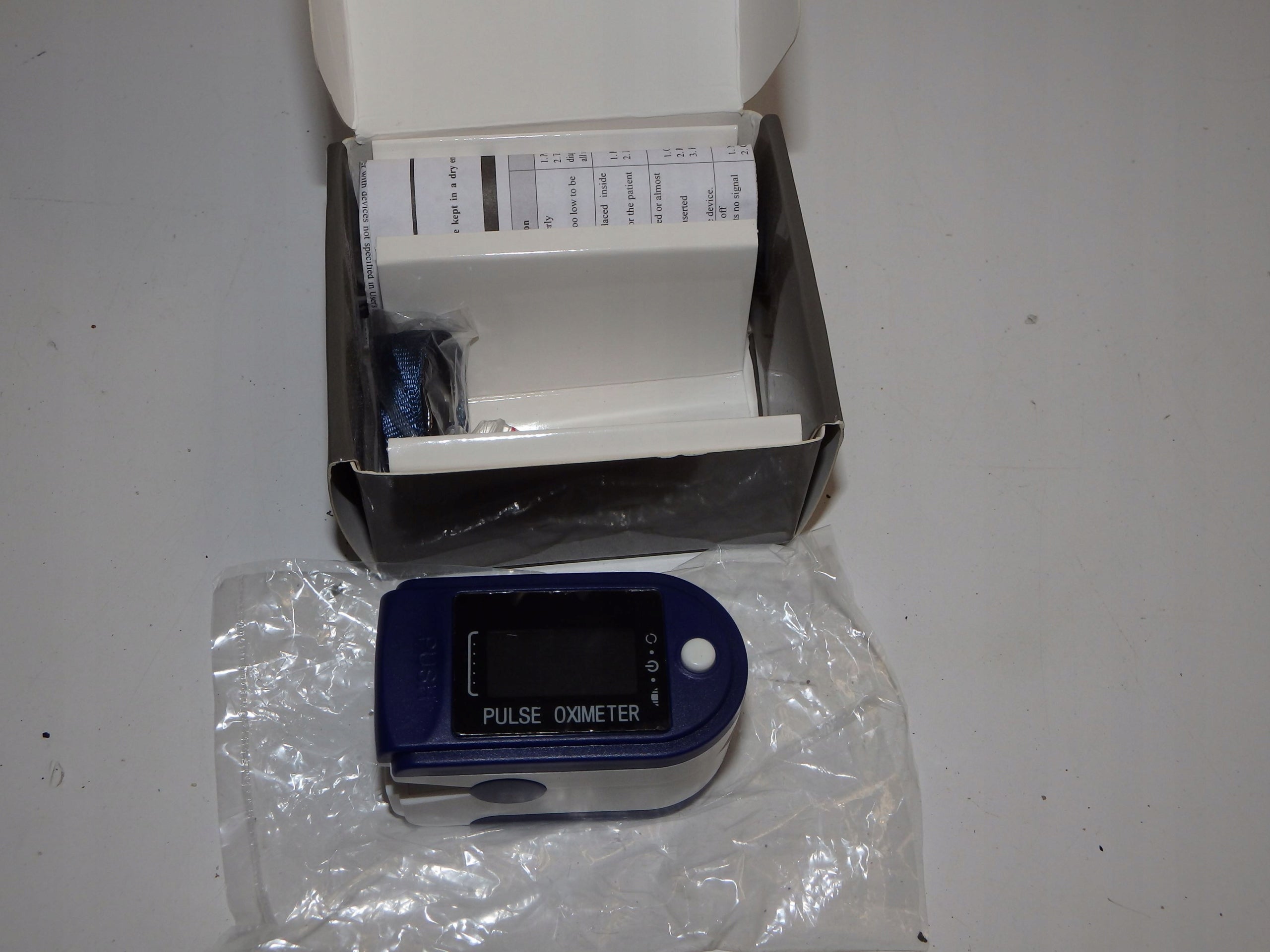 e350 pulse oximeter measures blood oxygenation per finger