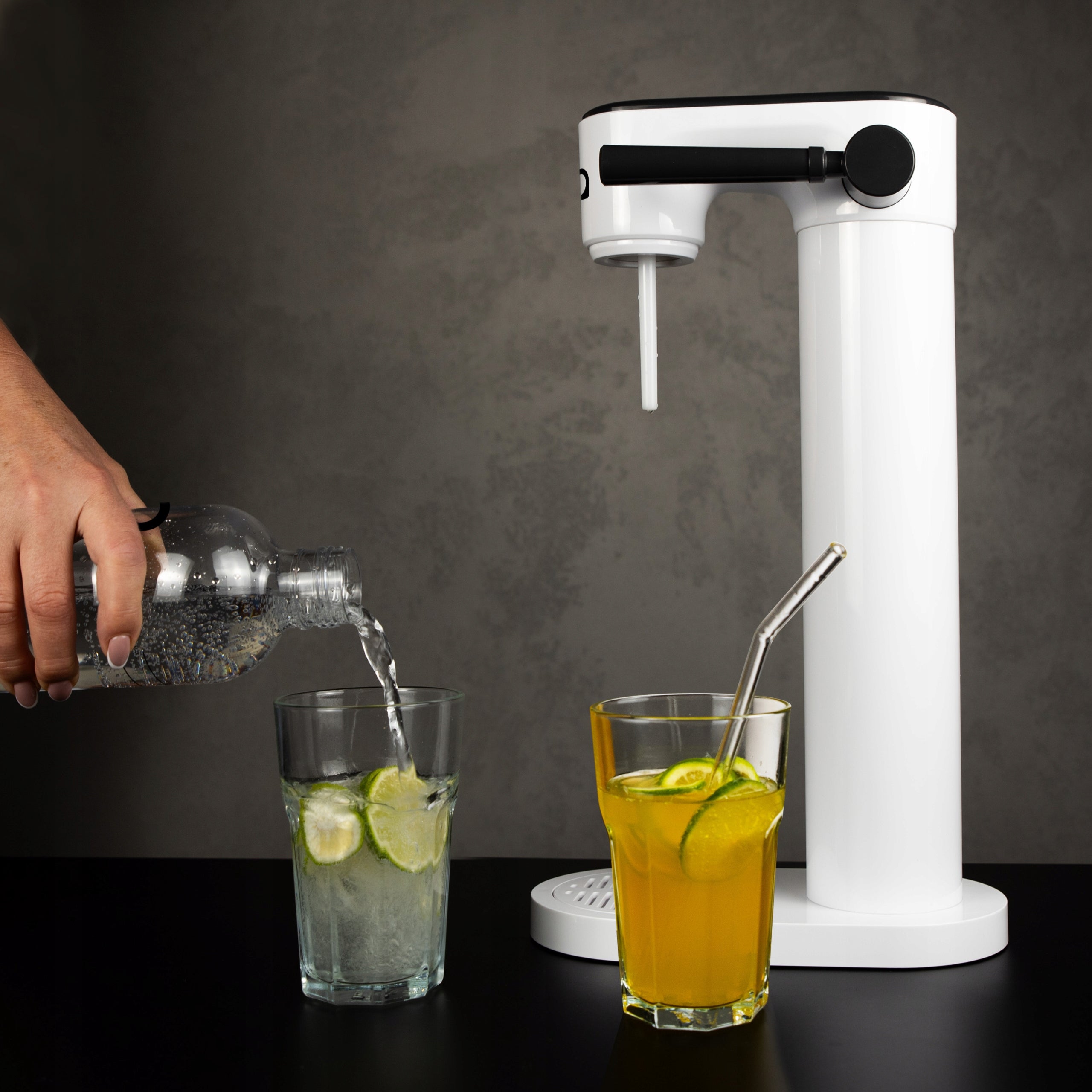 Vandens prisotinimo aparatas AQUAFLOOW su 2 buteliais po 800 ml ir CO2 cilindru