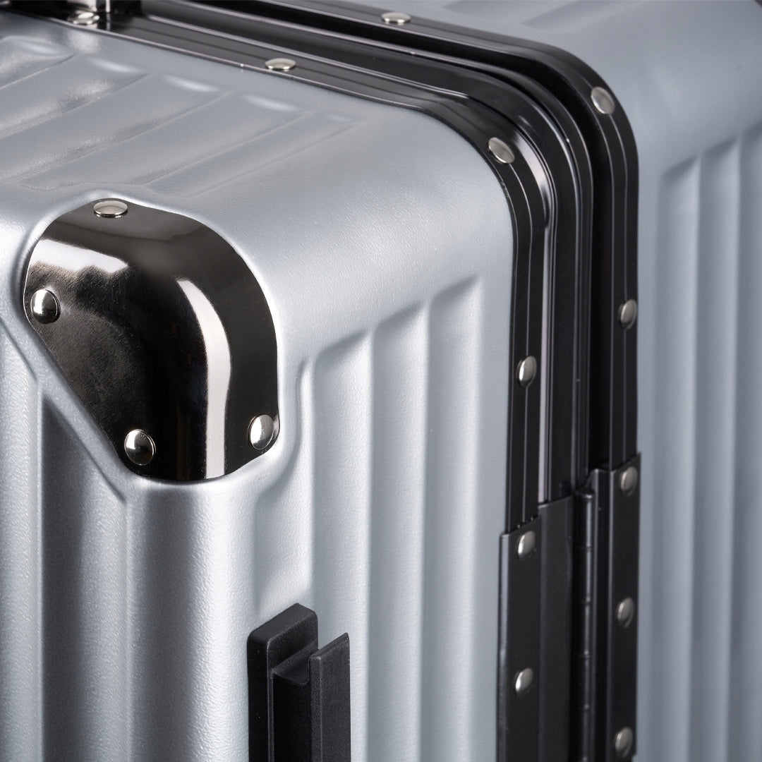 ALUMINIUM TRAVEL SUITCASE ON WHEELS STRONG LUGGAGE "L" 65 l Manufacturer code M7957 Black L  65 l