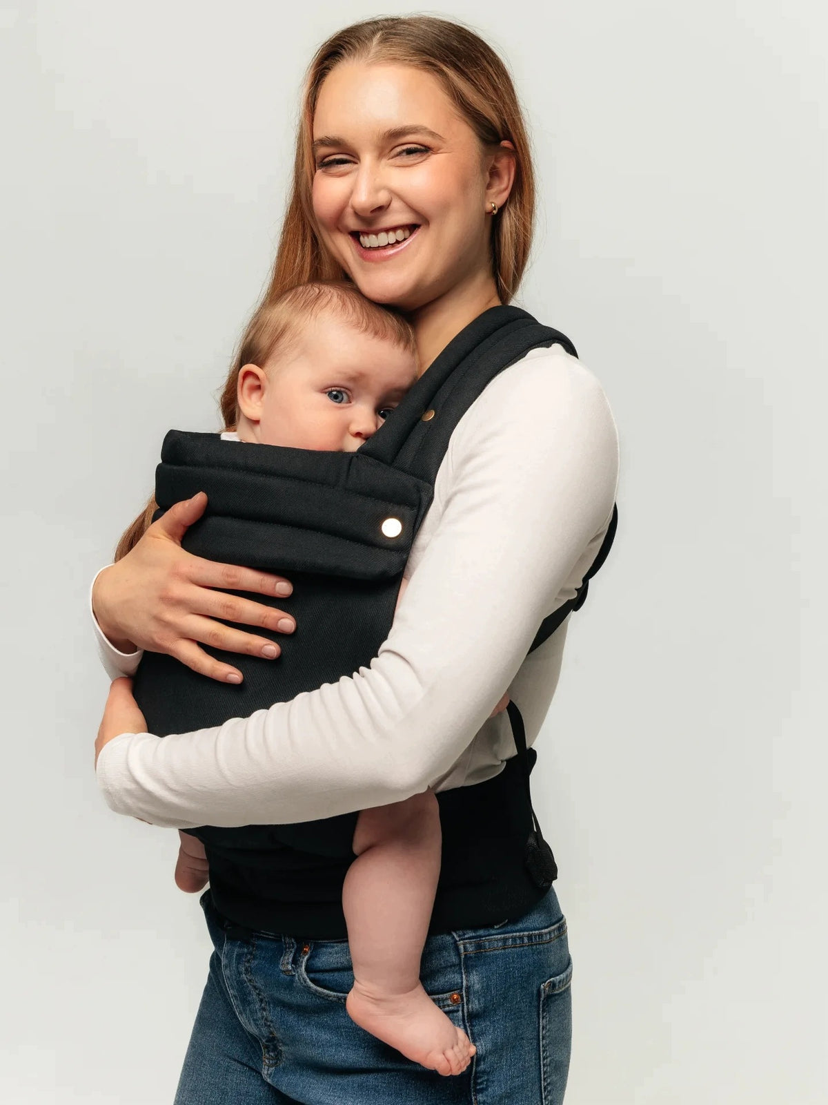Adjustable Ergonomic Carrier Nelu Close Pure Black Packaging status original