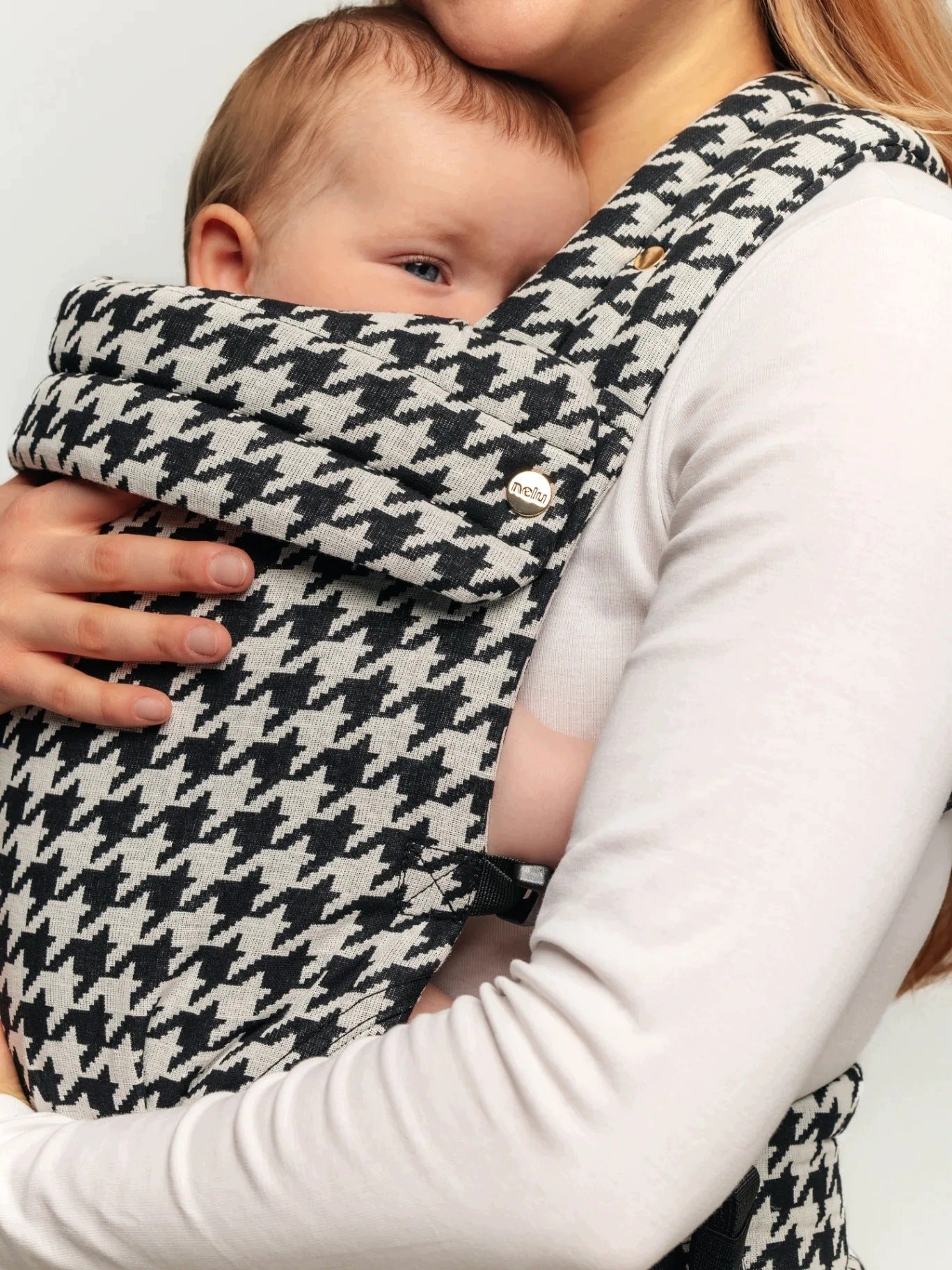 Adjustable ergonomic carrier Nelu Close Classic Houndstooth Packaging status original