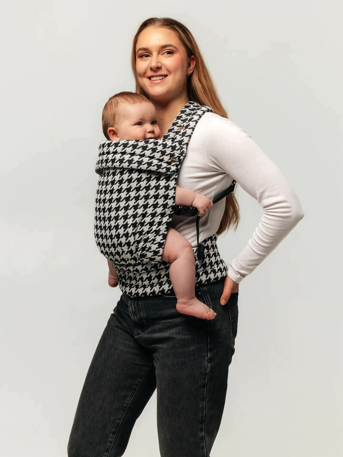 Adjustable ergonomic carrier Nelu Close Classic Houndstooth