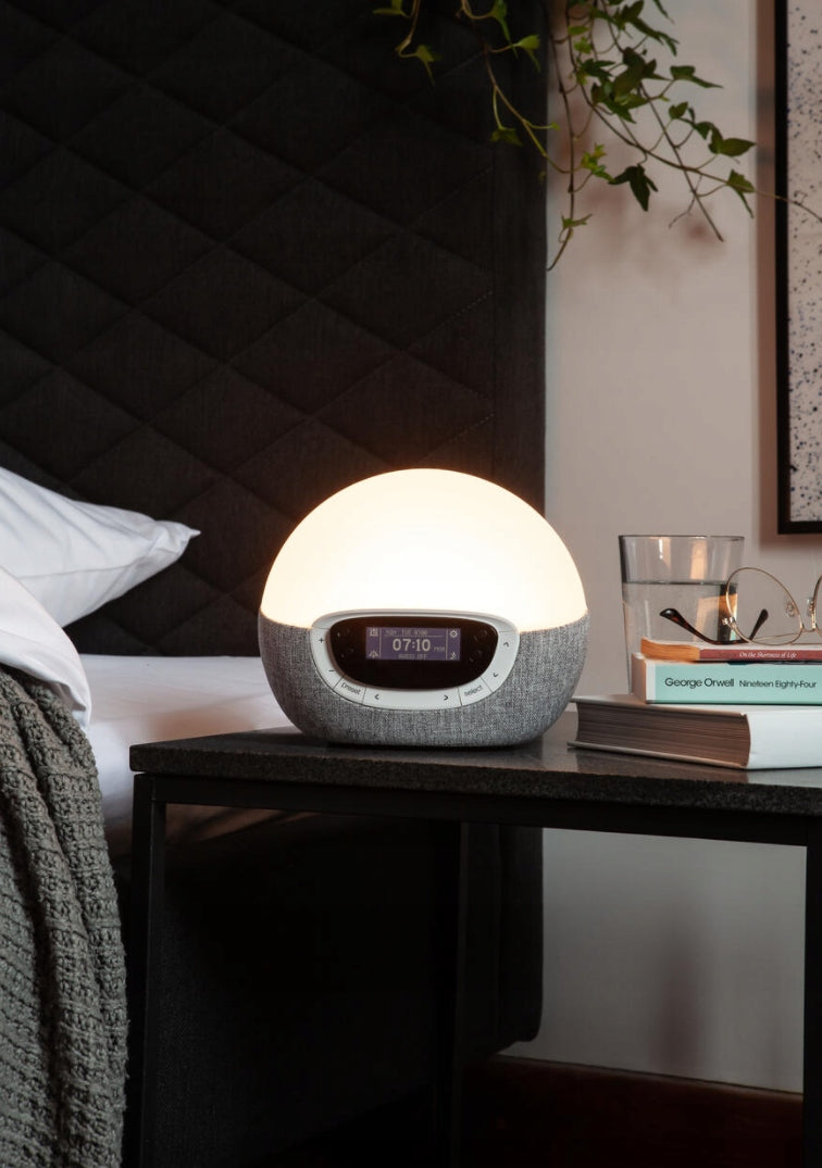 Anti-depressant lamp Lumie Shine 300 dawn simulator alarm clock DAB radio USB Packaging status original