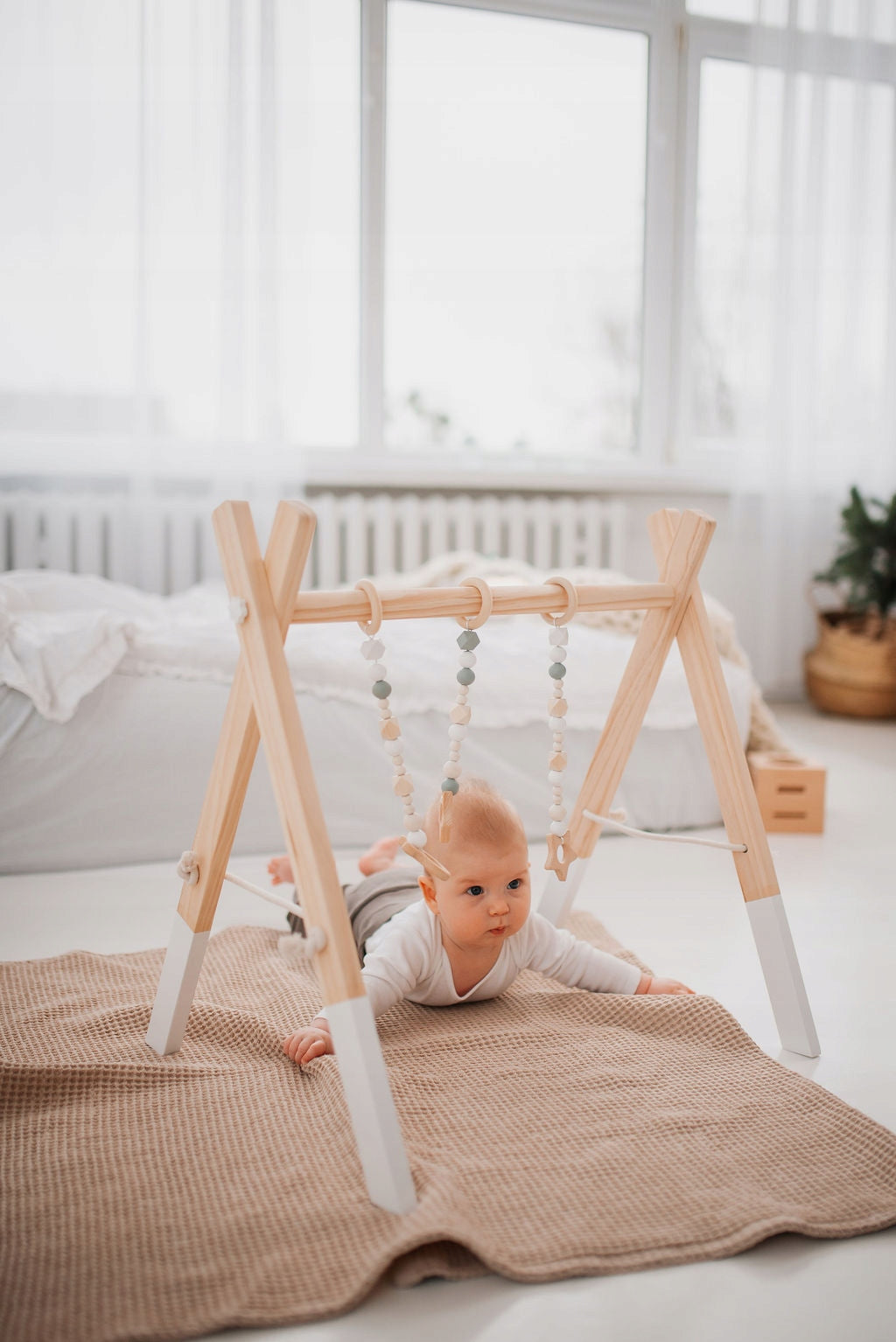 BABY GYM Educational Stand with 3 Pendants - WHITE - Baby Toy