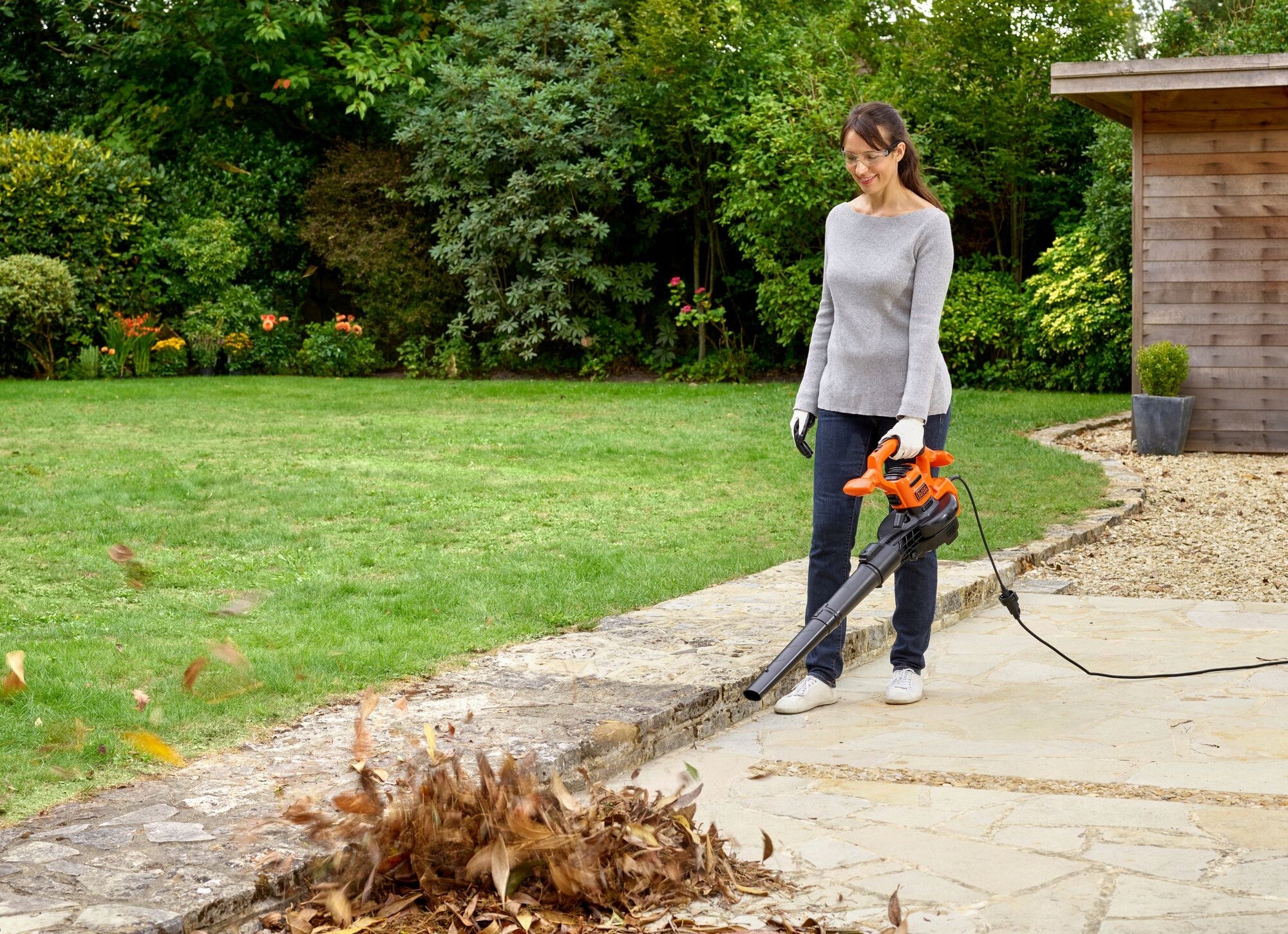 BLACK DECKER BEBLV260 Garden Vacuum Cleaner Leaf Blower 2600W 40l Air velocity 1 km/h