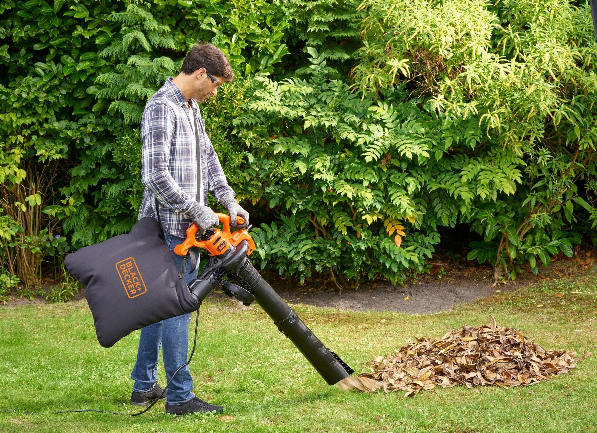 BLACK DECKER BEBLV260 Garden Vacuum Cleaner Leaf Blower 2600W 40l Output 1 m3/min