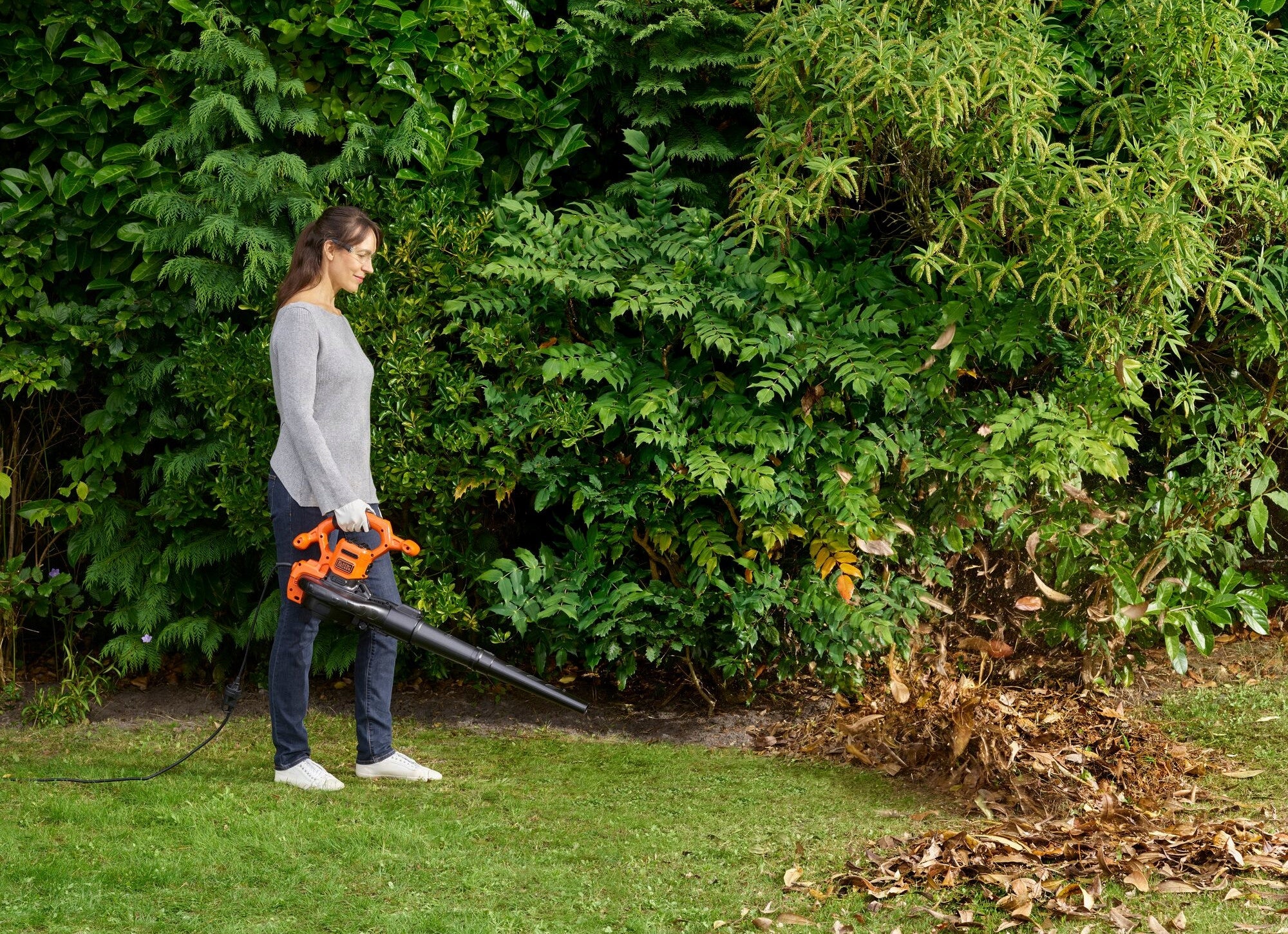 BLACK DECKER BEBLV260 Garden Vacuum Cleaner Leaf Blower 2600W 40l Tool weight 4.8 kg