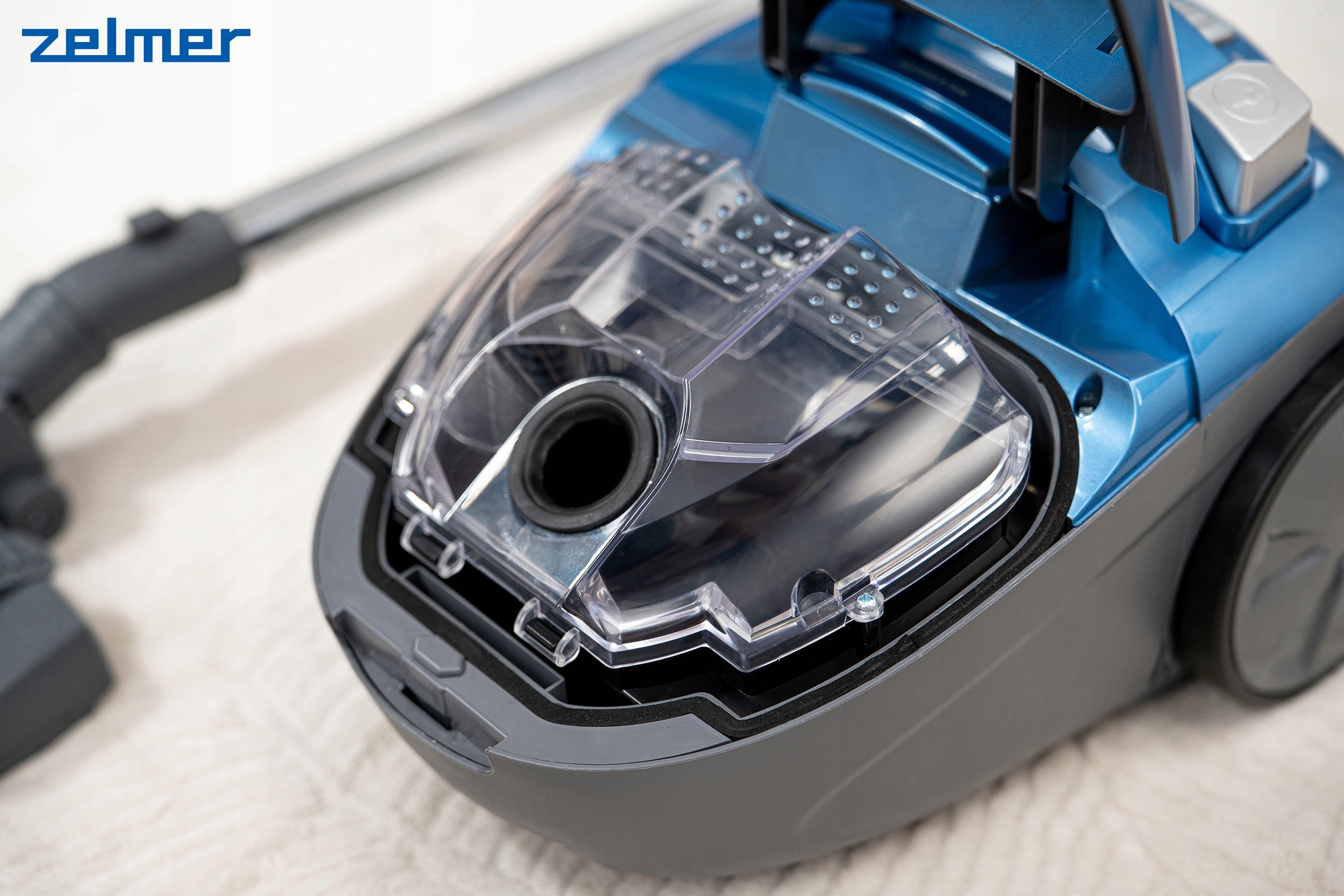Bagless vacuum cleaner 2in1 Zelmer Radek ZVC032P 800W power regulation Dominant color blue