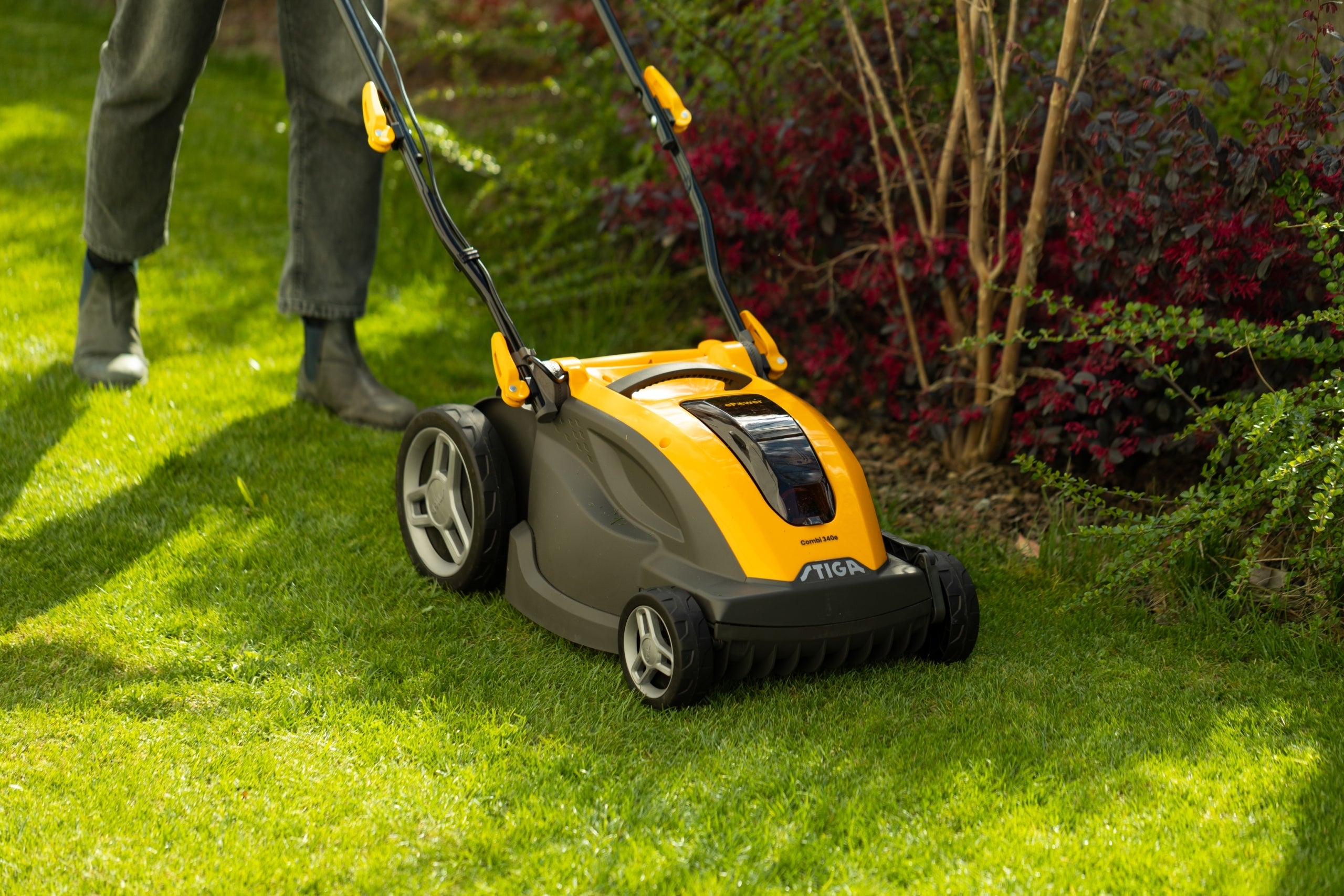 Battery mower with Basket 40L STIGA Combi 340e 38 cm 860W Set of 4 Ah Basket with a basket