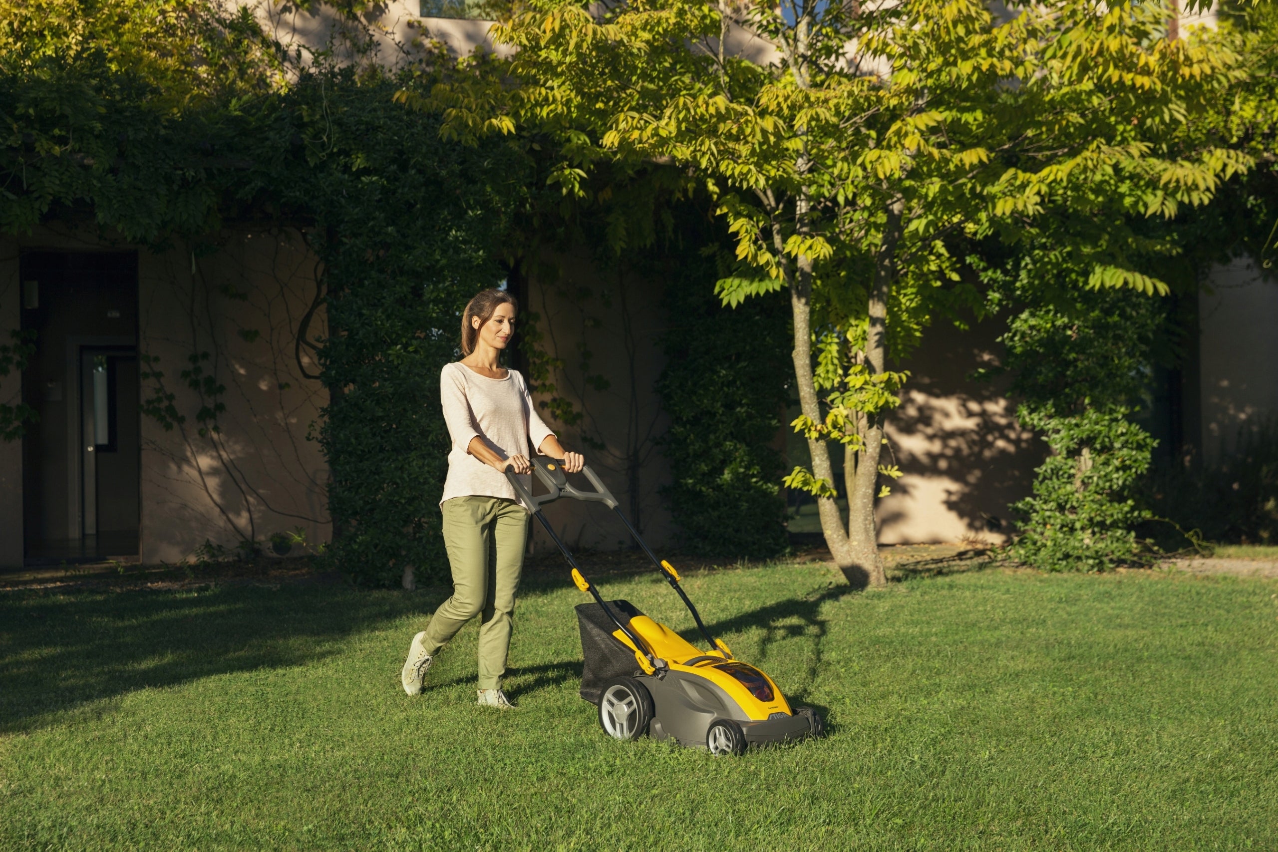Battery mower with Basket 40L STIGA Combi 340e 38 cm 860W Set of 4 Ah Model 340e