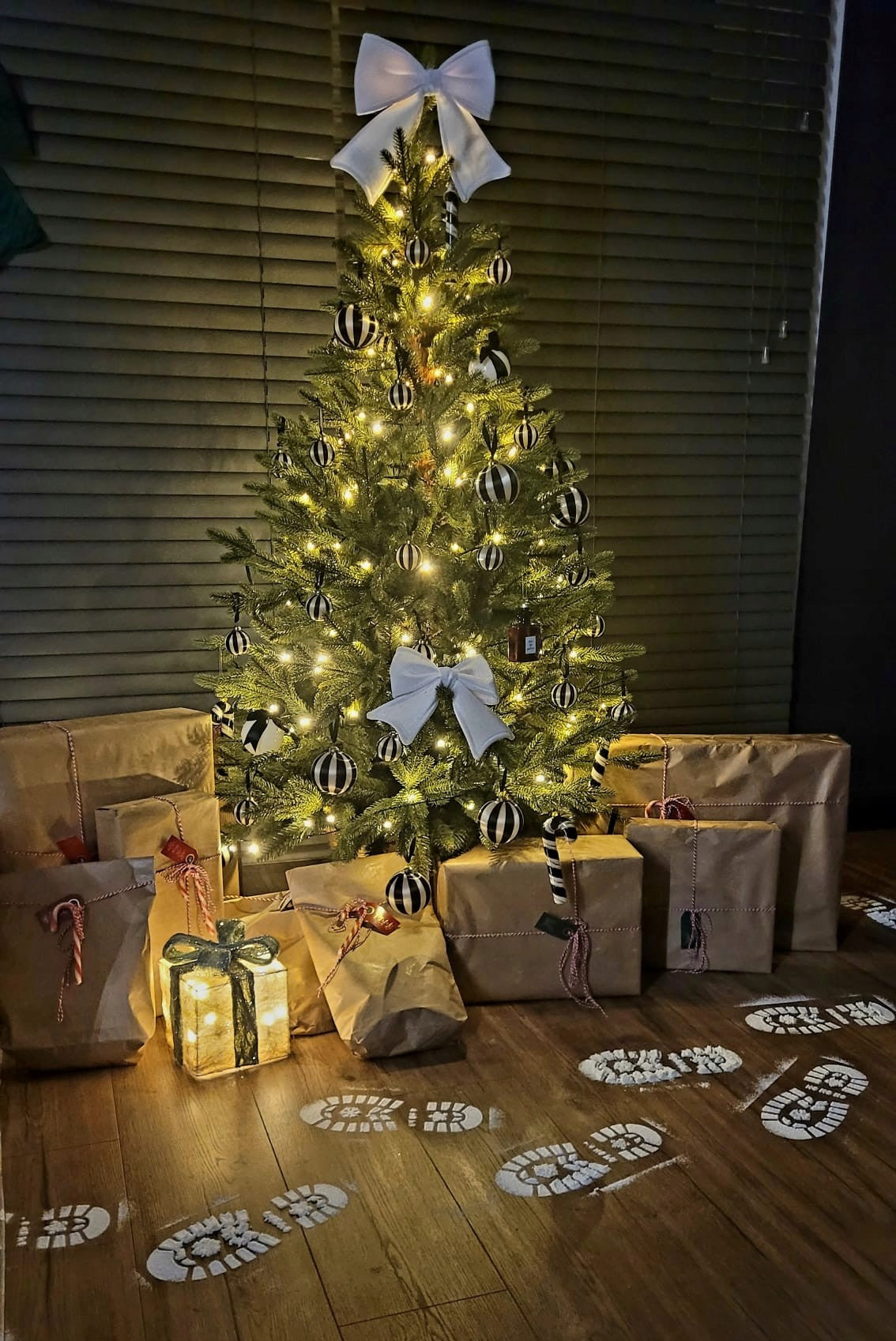 Beautiful Christmas tree artificial Caucasian spruce PE in a pot like a living 110 cm Packaging status original
