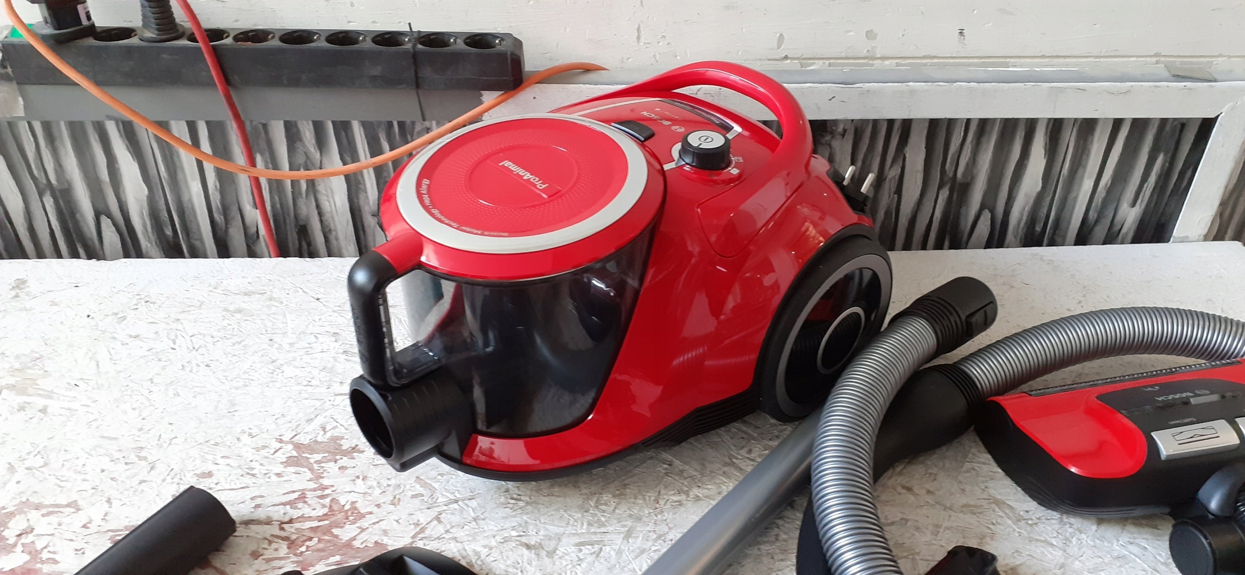 Bezsáčkový Vysavač Bosch BGS41PET1 Dominant color red