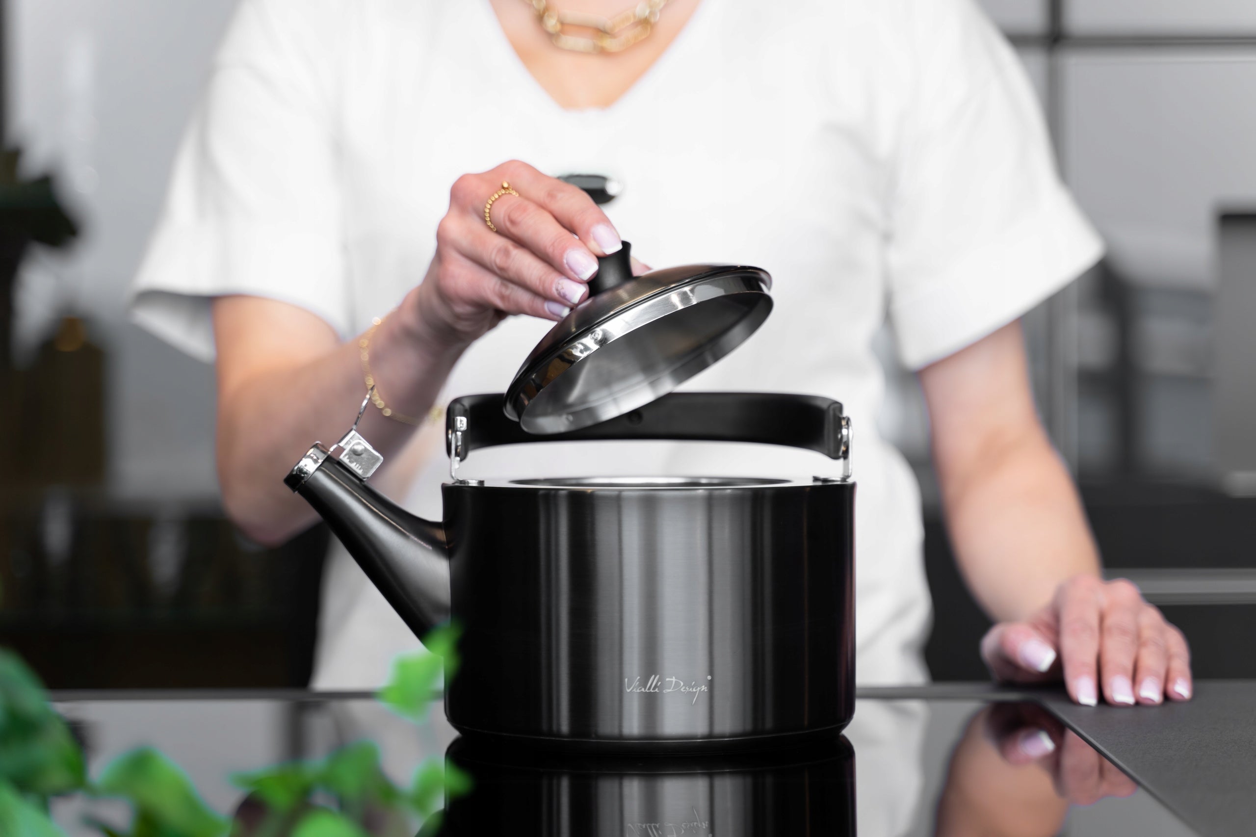 Black steel kettle with whistle INDUCTION 1.5 L vialli diamante induction Packaging status original