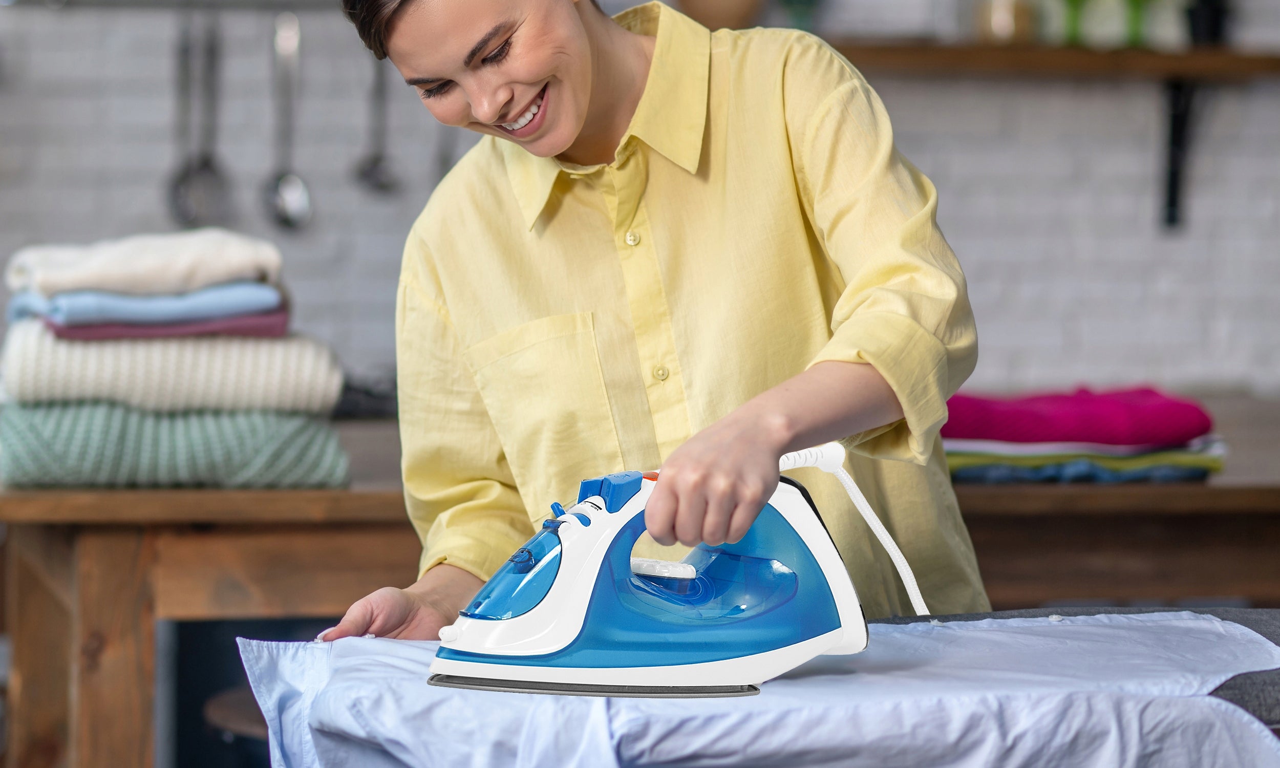 CERAMIC IRON ADJUSTABLE STEAM IMPACT IRONING CLOTHES STRONG 2200W Packaging status original