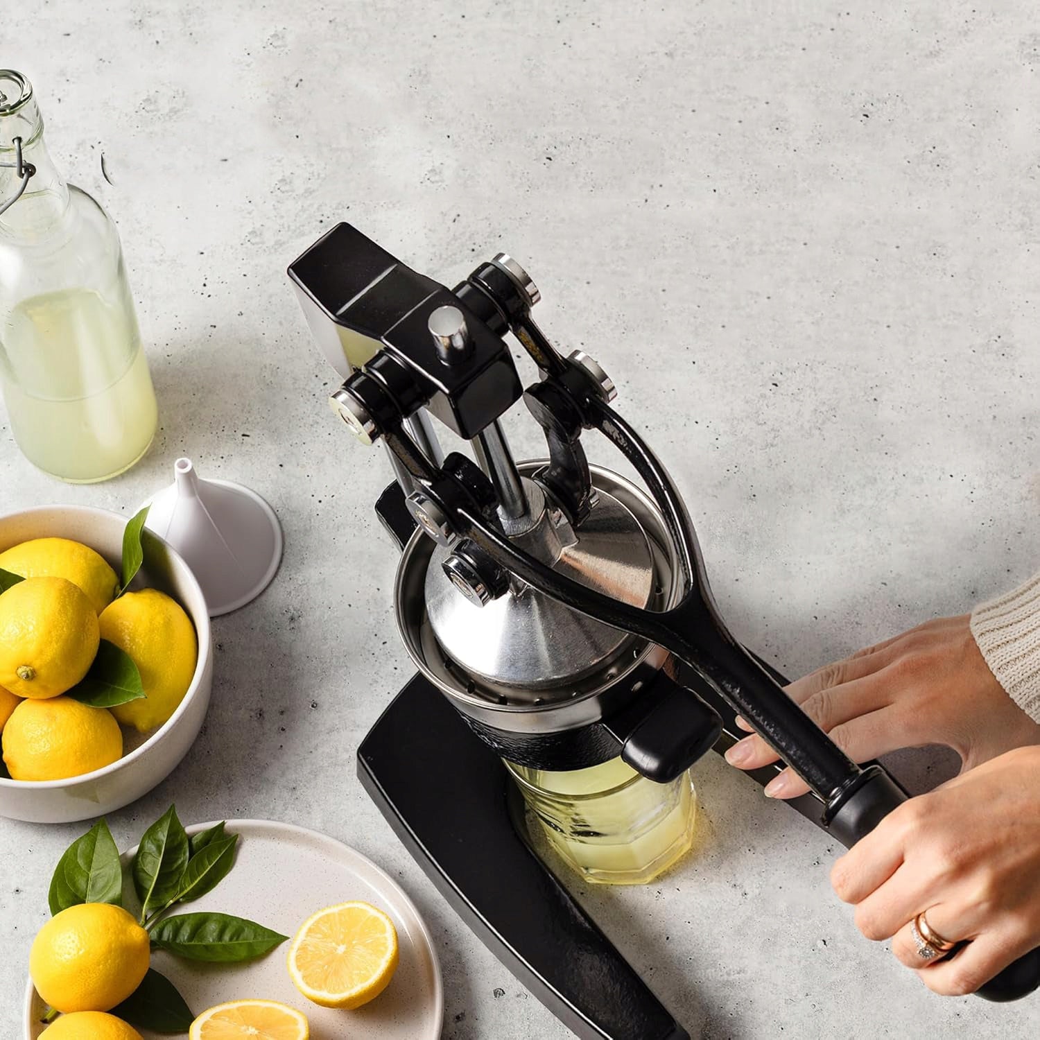 CITRUS FRUIT JUICER HANDHELD HEAVY SOLID BLACK ORANGE PRESS Manufacturer code 123