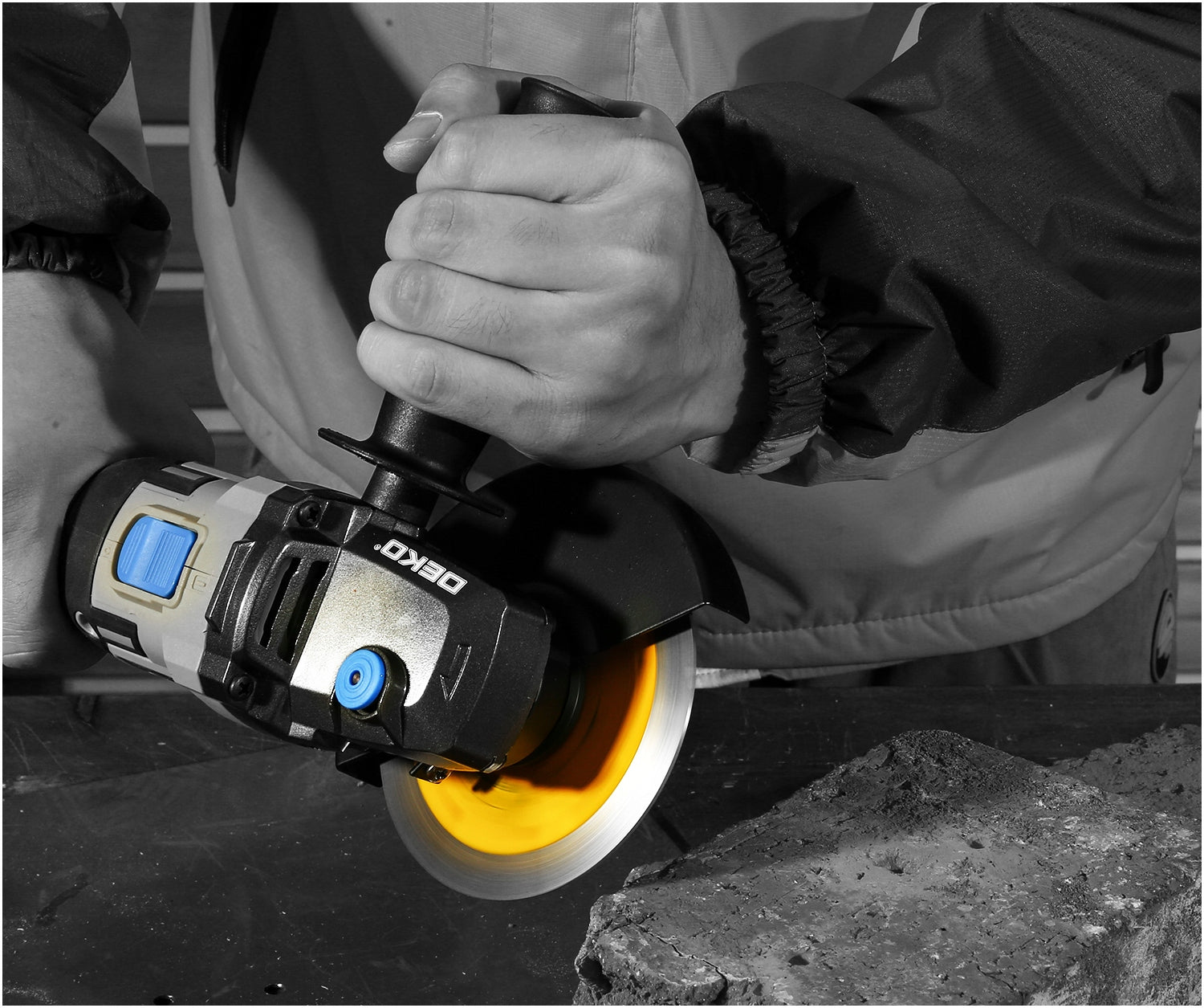 CORDLESS ANGLE GRINDER BRUSHLESS RUBBER CORD 4.0Ah DEKO Disc diameter 125 mm