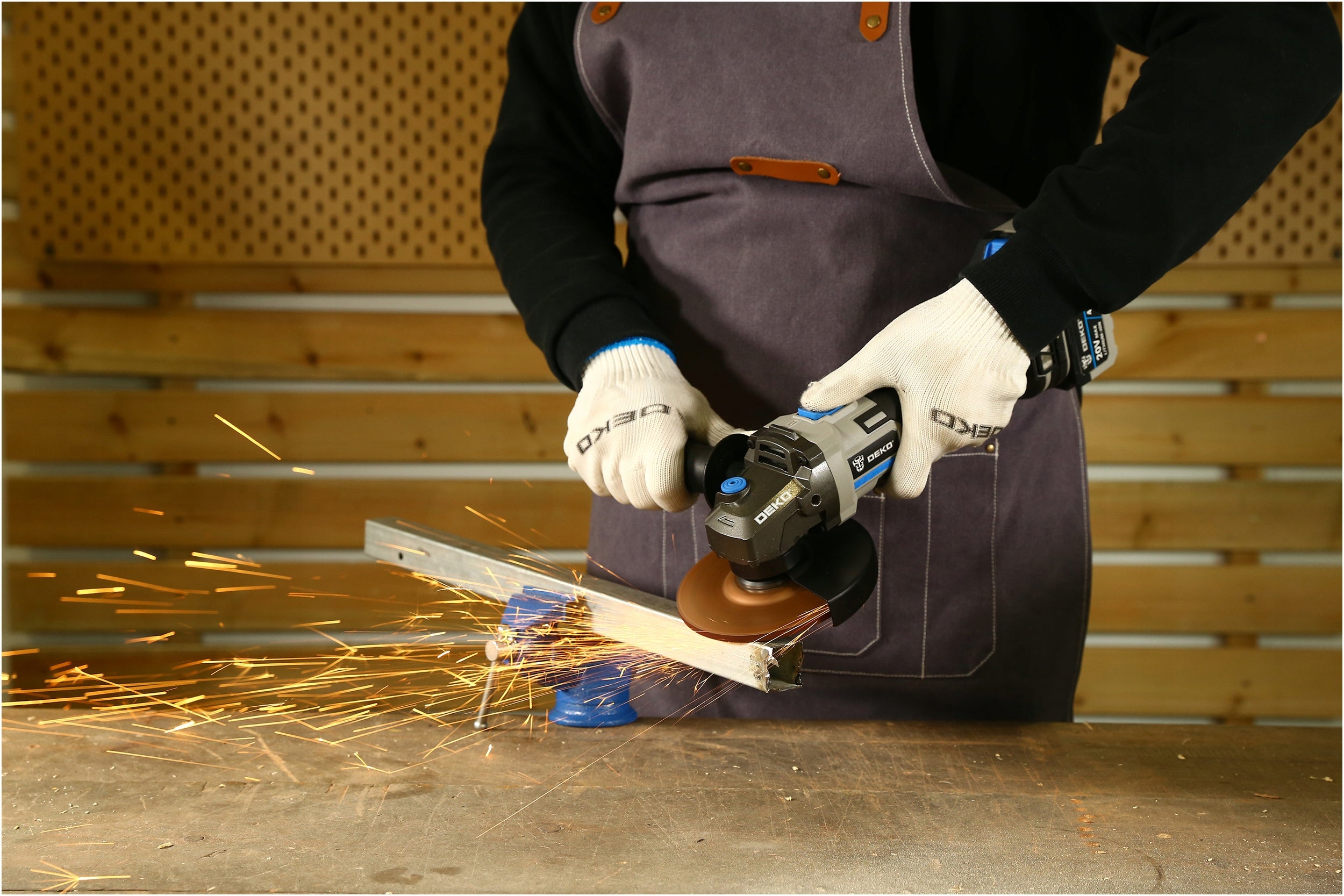 CORDLESS ANGLE GRINDER BRUSHLESS RUBBER CORD 4.0Ah DEKO Supply voltage 20 V