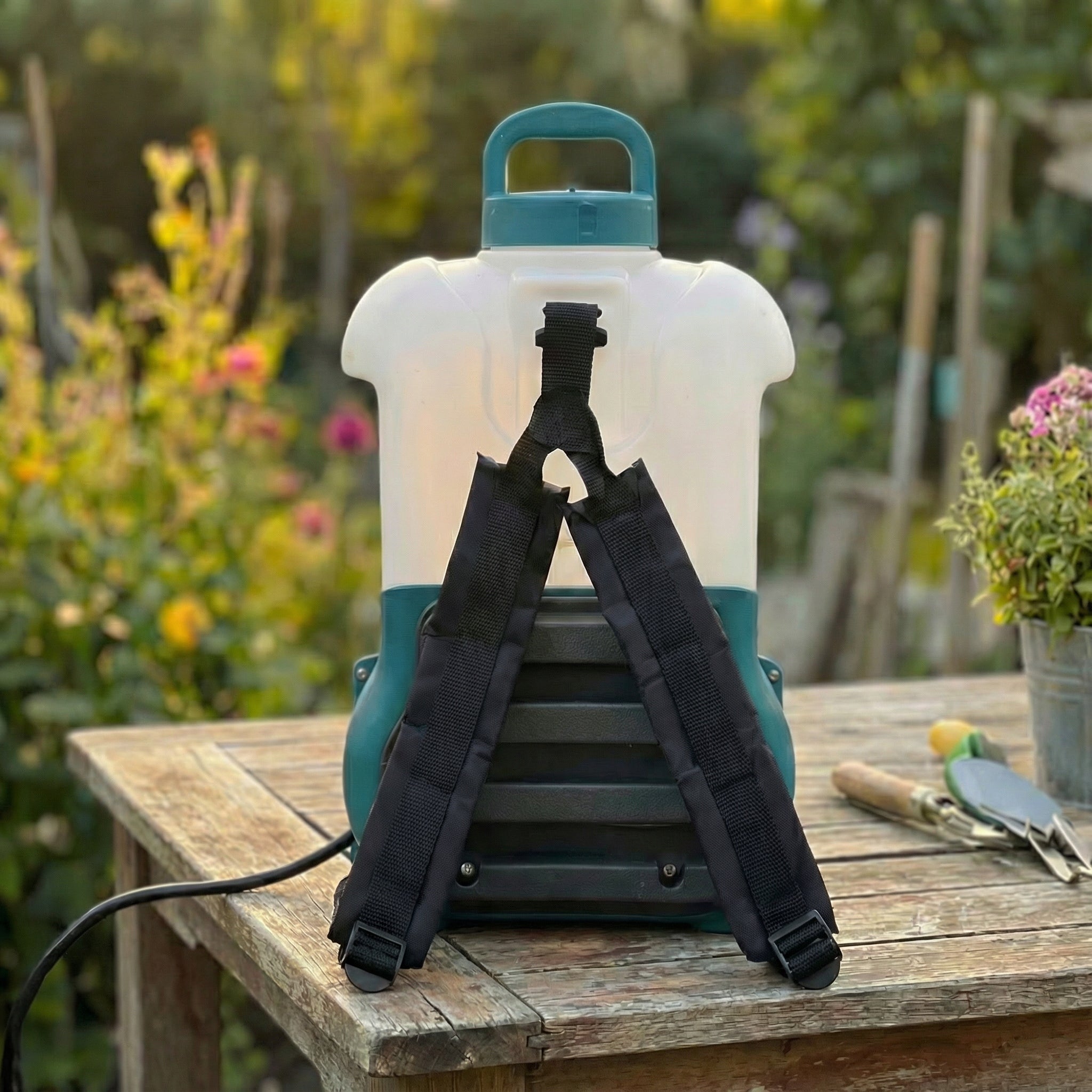 CORDLESS ELECTRIC BACKPACK SPRAYER GardeTech 10L 11810G Spray range 800 cm