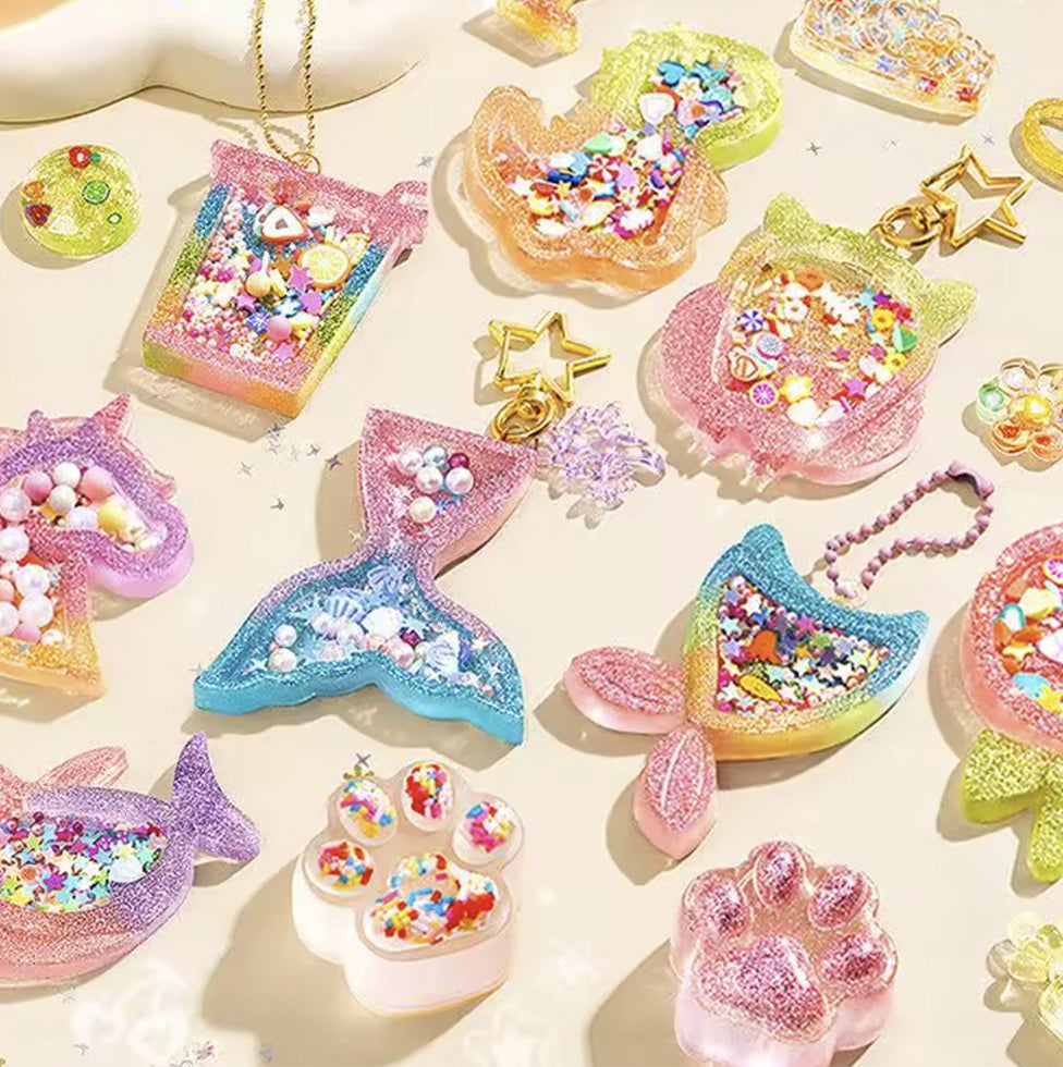 CREATIVE KIT FOR MAKING 6 RESIN KEYCHAINS DIY Keychains Packaging status original